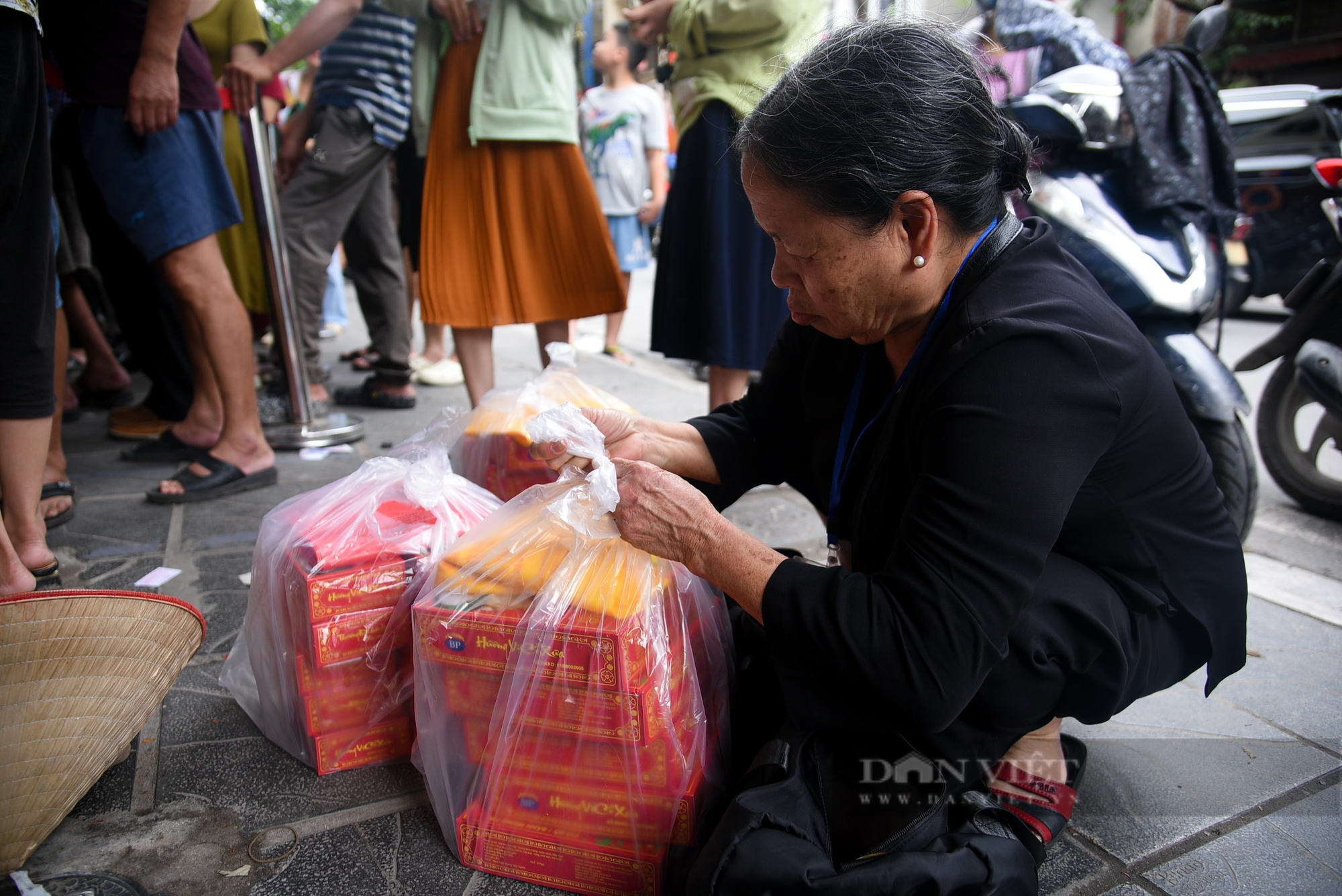 Người dân xếp hàng cả 1 tiếng đồng hồ chờ mua bánh trung thu ở Hà Nội - Ảnh 6.