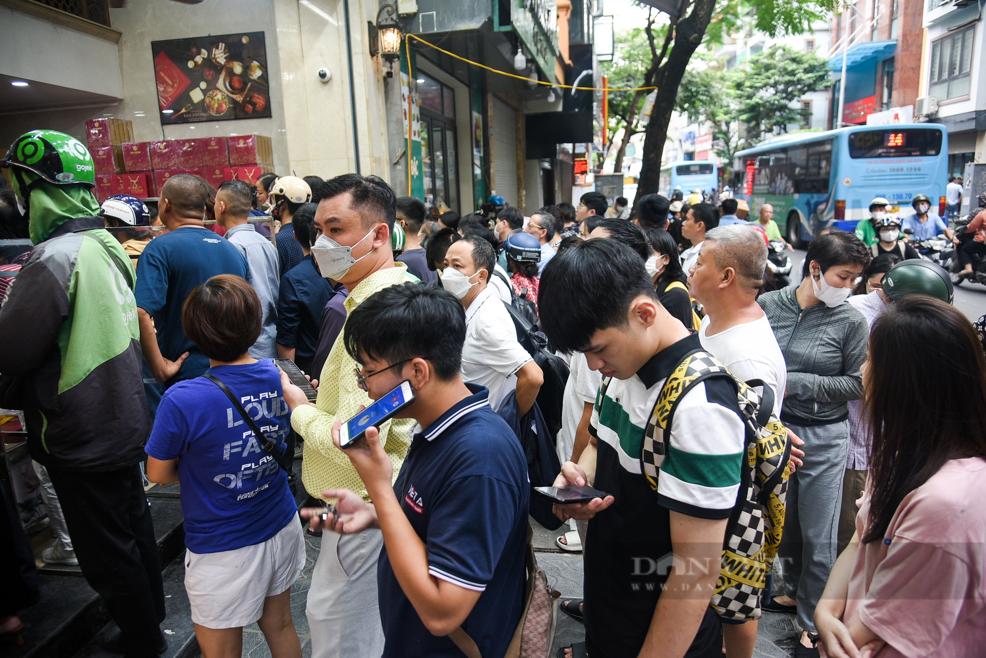 Người dân xếp hàng cả 1 tiếng đồng hồ chờ mua bánh trung thu ở Hà Nội - Ảnh 11.