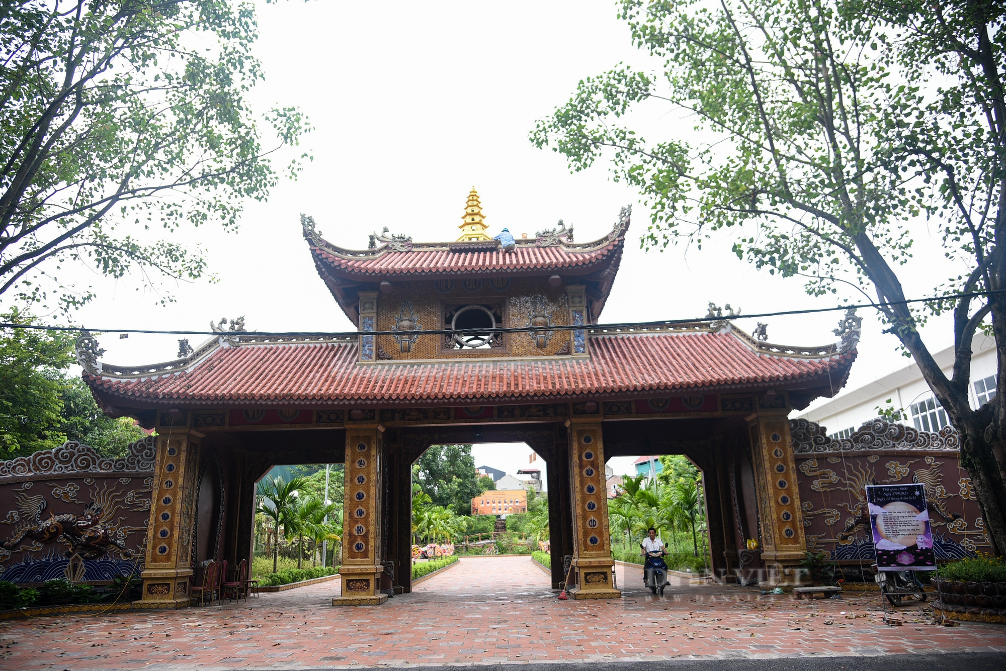 Khám phá ngôi chùa gốm sứ ở Bát Tràng
