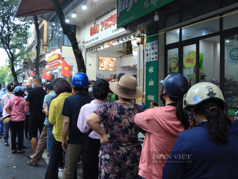 Nhiều người Hà Nội chi tiền thuê giao hàng chờ cả tiếng đồng hồ mua bánh Trung thu  - Ảnh 2.