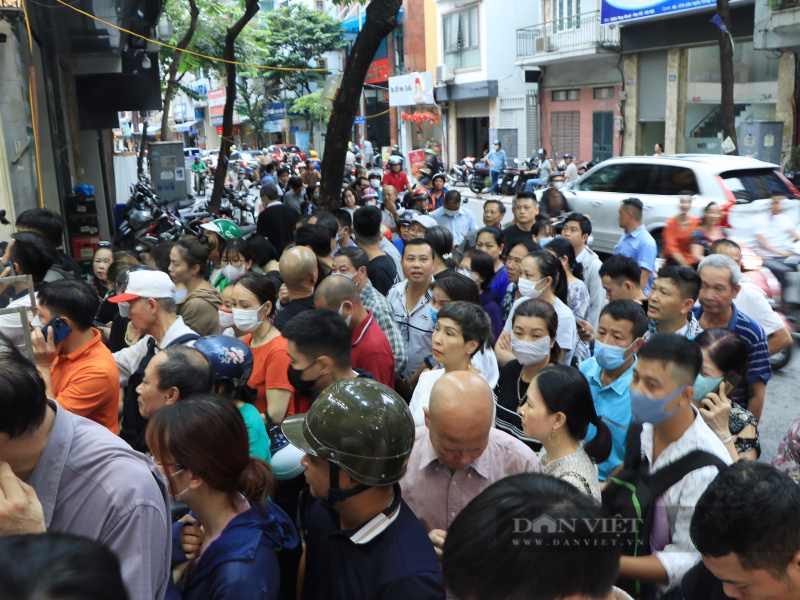 Nhiều người Hà Nội chi tiền thuê giao hàng chờ cả tiếng đồng hồ mua bánh Trung thu  - Ảnh 3.