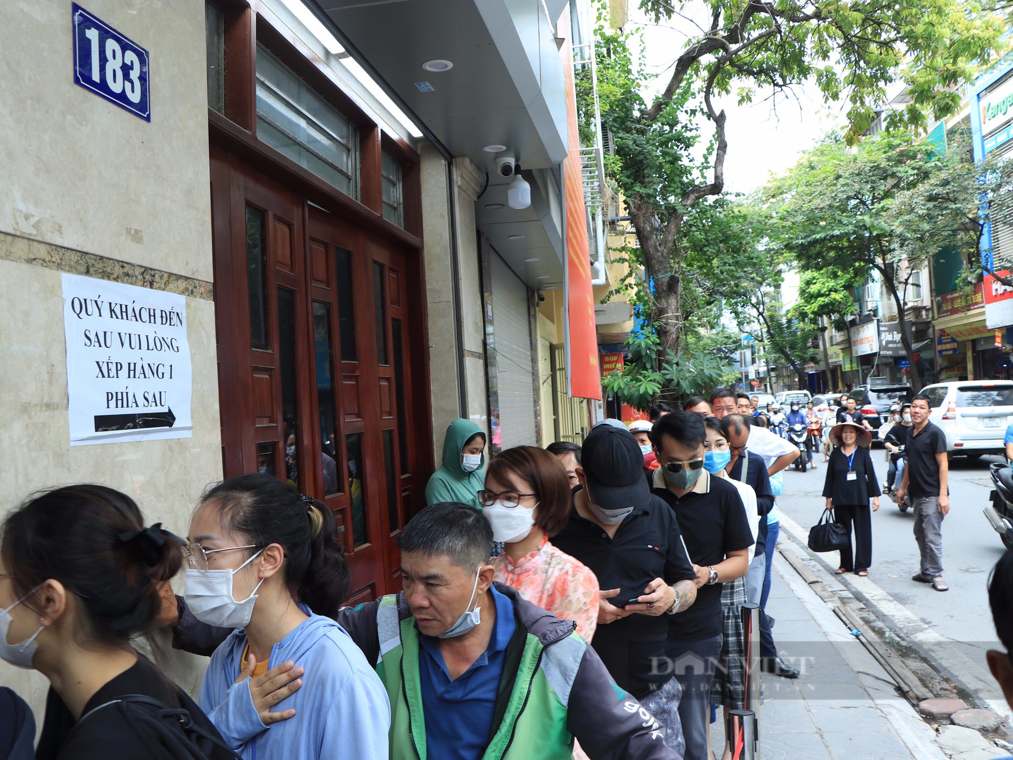 Nhiều người Hà Nội chi tiền thuê giao hàng chờ cả tiếng đồng hồ mua bánh Trung thu  - Ảnh 4.
