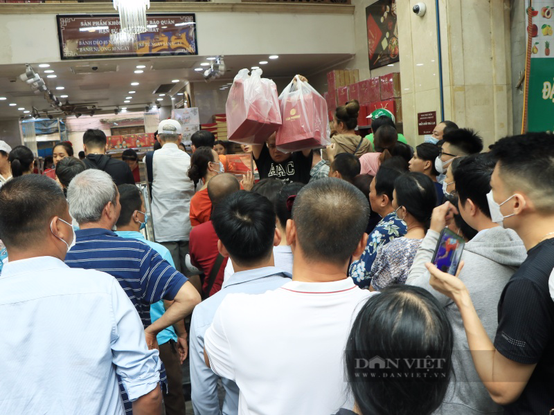 Nhiều người Hà Nội chi tiền thuê giao hàng chờ cả tiếng đồng hồ mua bánh Trung thu  - Ảnh 7.