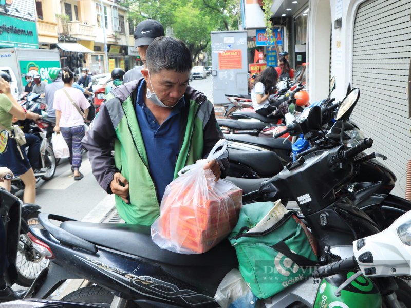 Nhiều người Hà Nội chi tiền thuê giao hàng chờ cả tiếng đồng hồ mua bánh Trung thu  - Ảnh 9.