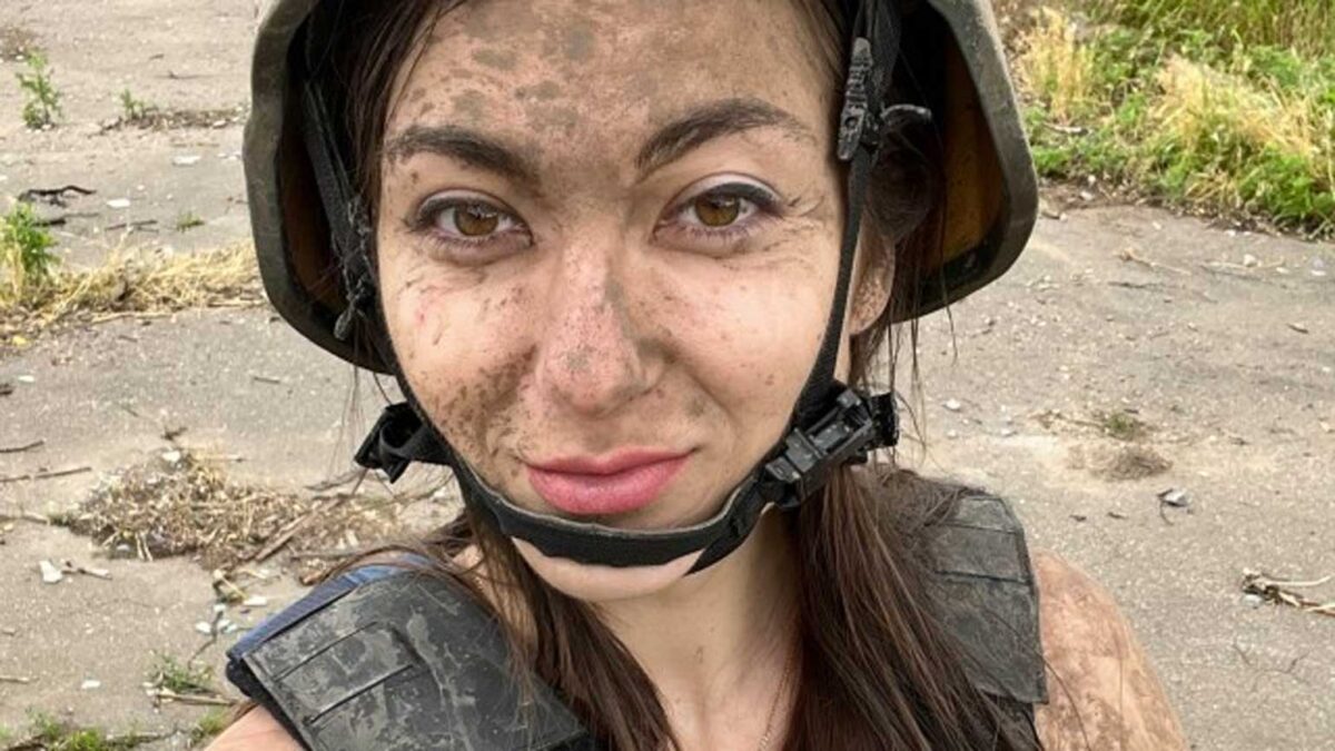 Nữ phóng viên chiến trường Ukraine tiết lộ sự khủng khiếp, ám ảnh giữa chiến tranh chết chóc - Ảnh 2.