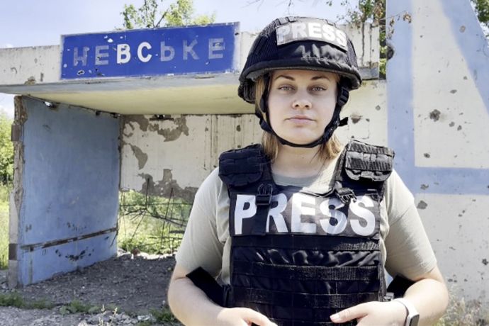 Nữ phóng viên chiến trường Ukraine tiết lộ sự khủng khiếp, ám ảnh giữa chiến tranh chết chóc - Ảnh 1.