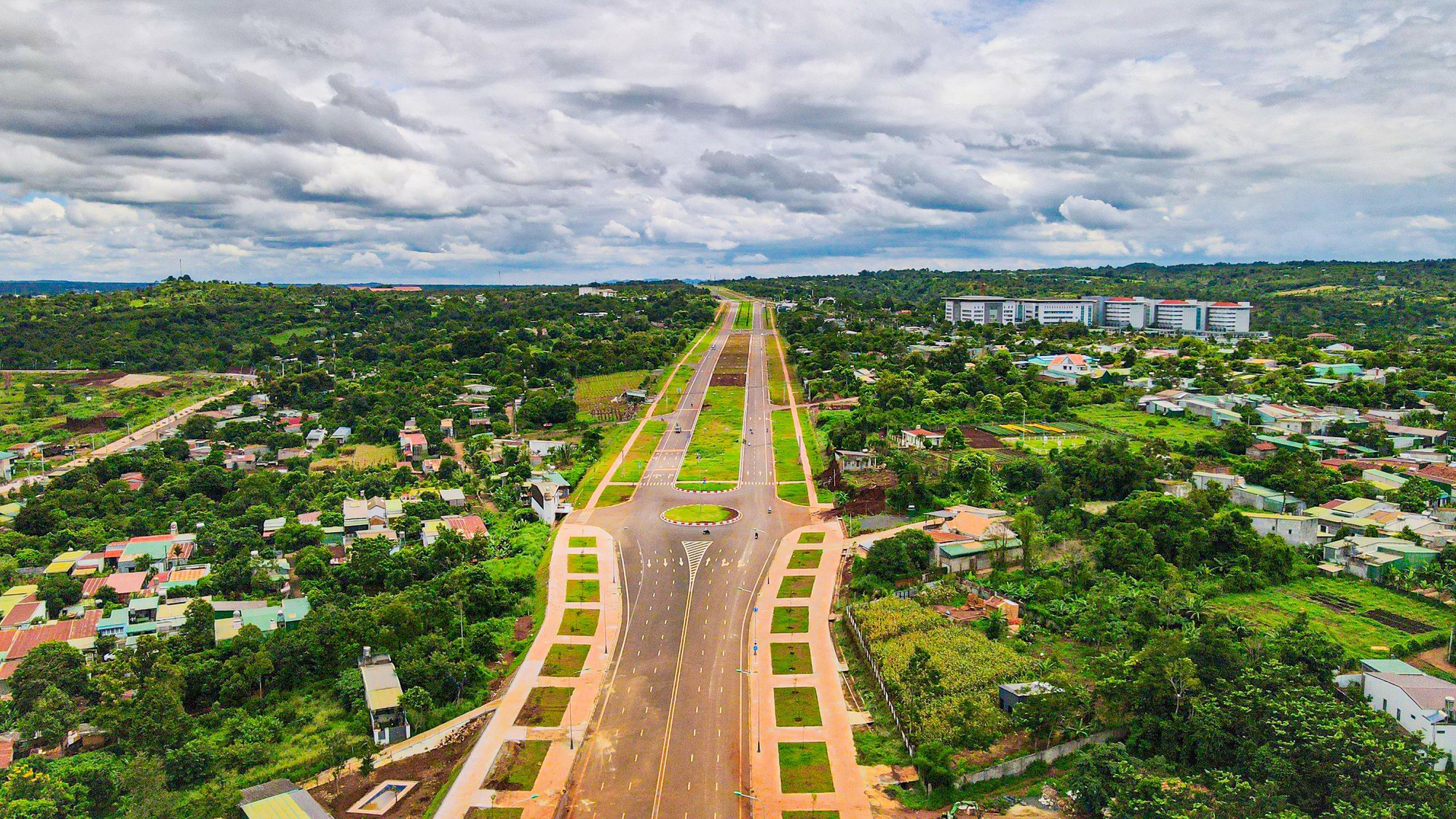 Ngắm đại lộ Đông - Tây ở Buôn Ma Thuột trước ngày thông xe - Ảnh 7.