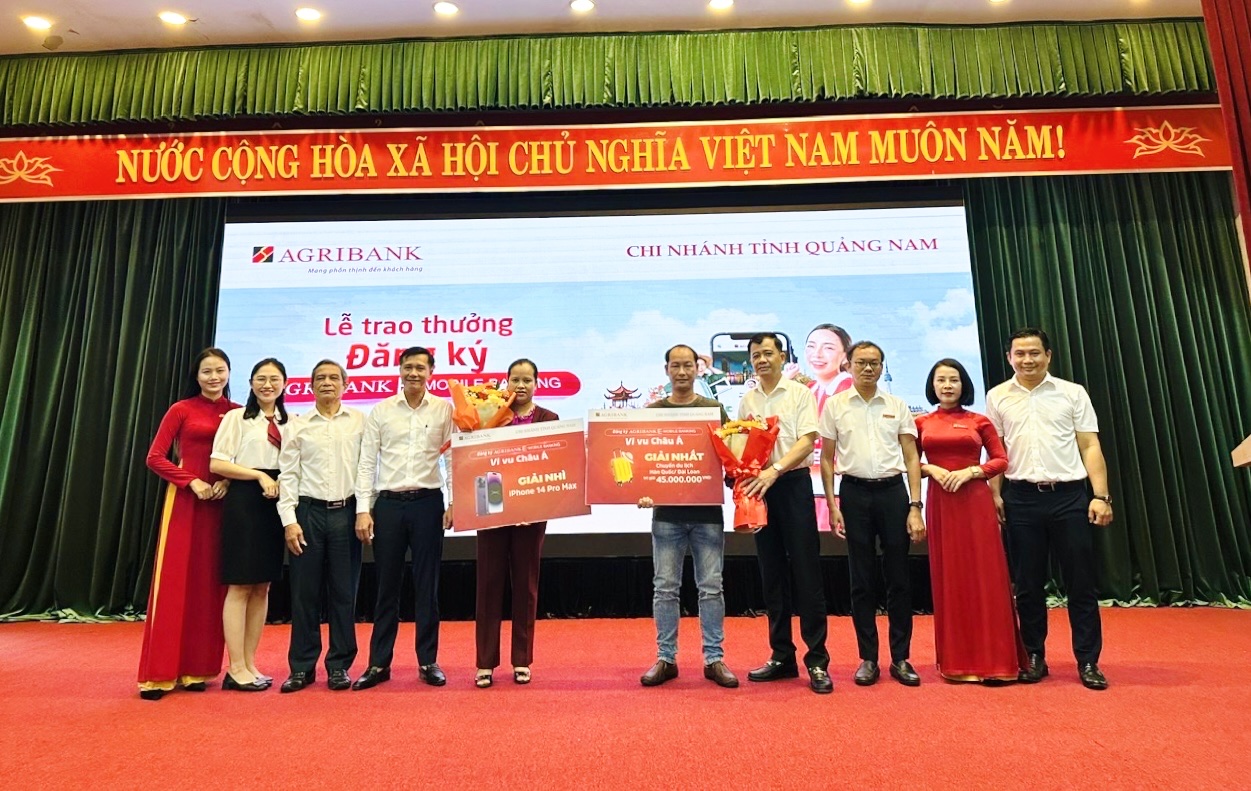 Agribank Quảng Nam trao thưởng Chương trình khuyến mãi “Đăng ký Agribank E-Mobile Banking – Vi vu Châu Á” - Ảnh 1.