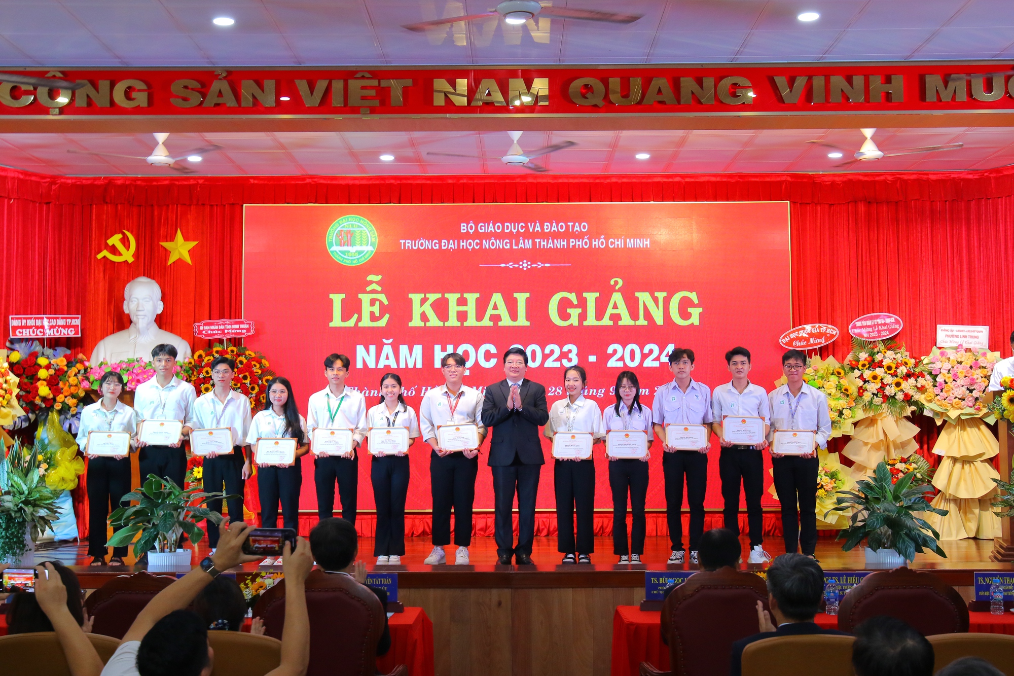 Á Hậu Minh Kiên rạng rỡ trong lễ khai giảng năm học mới tại Trường ĐH Nông Lâm TP.HCM - Ảnh 3.