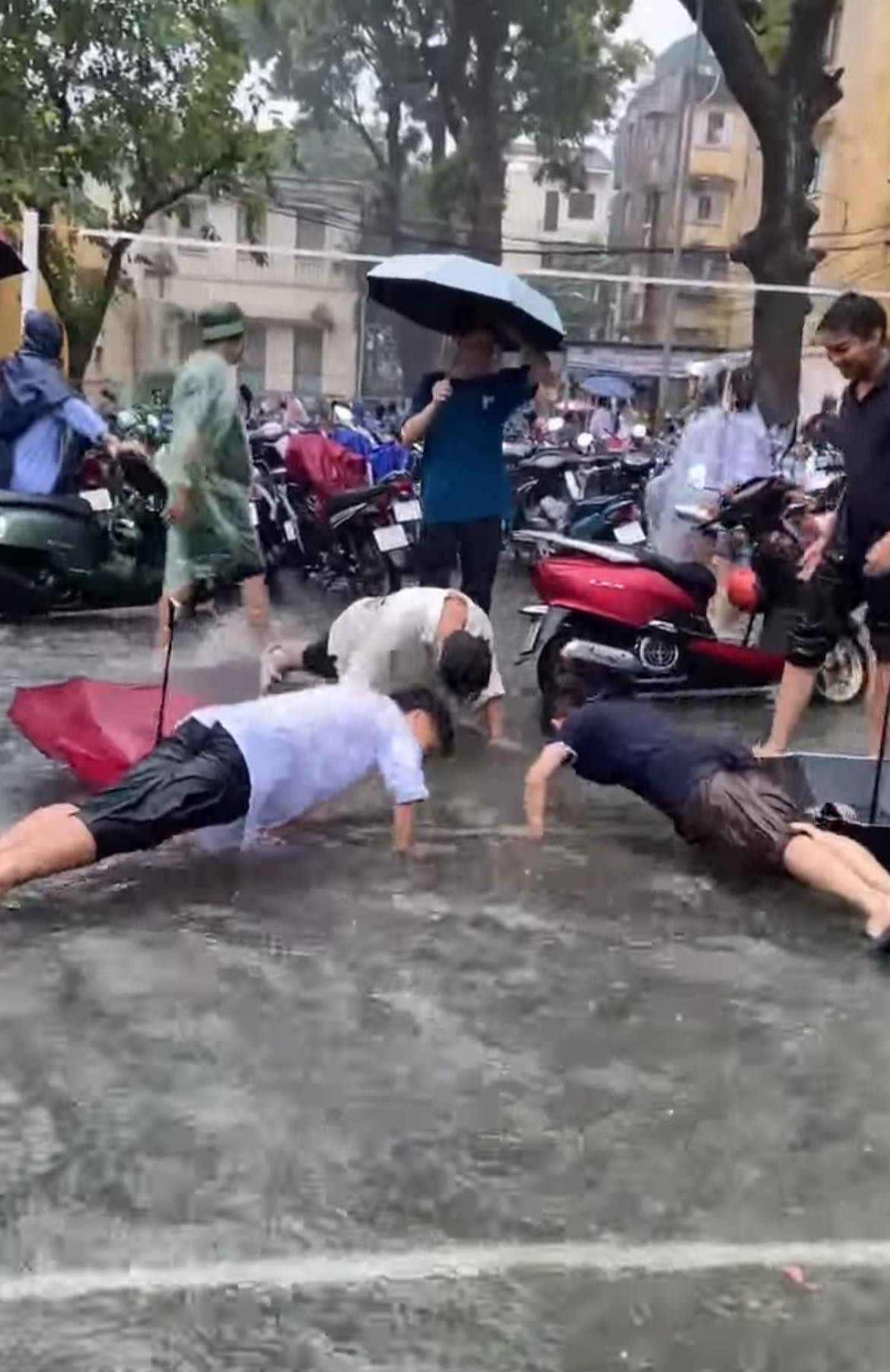 Hà Nội mưa ngập các trường học: Học sinh tung tăng bơi lội dưới sân, cô giáo ngồi tát nước - Ảnh 3.