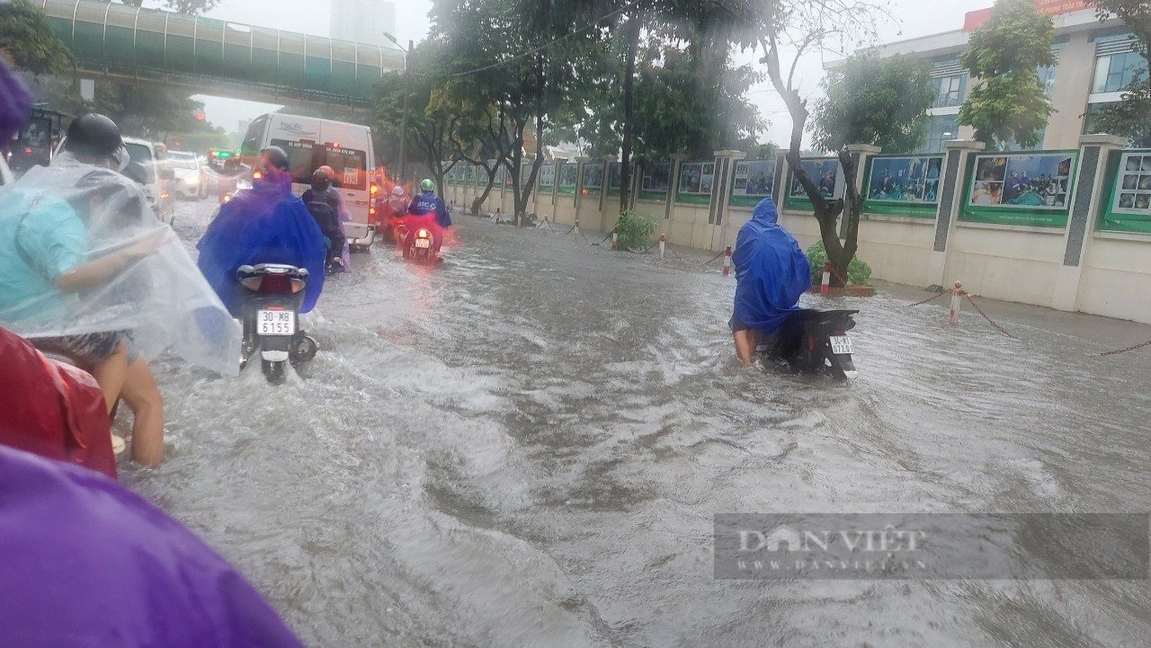 Hà Nội mưa trắng trời, đường 70 chìm trong biển nước - Ảnh 4.