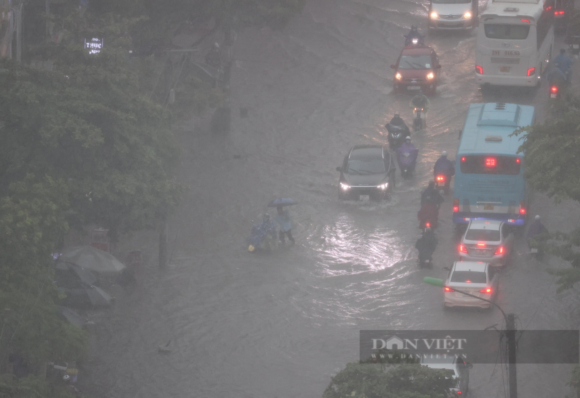 Hà Nội mưa lớn, đường phố ùn tắc và ngập lụt khắp nơi - Ảnh 10.