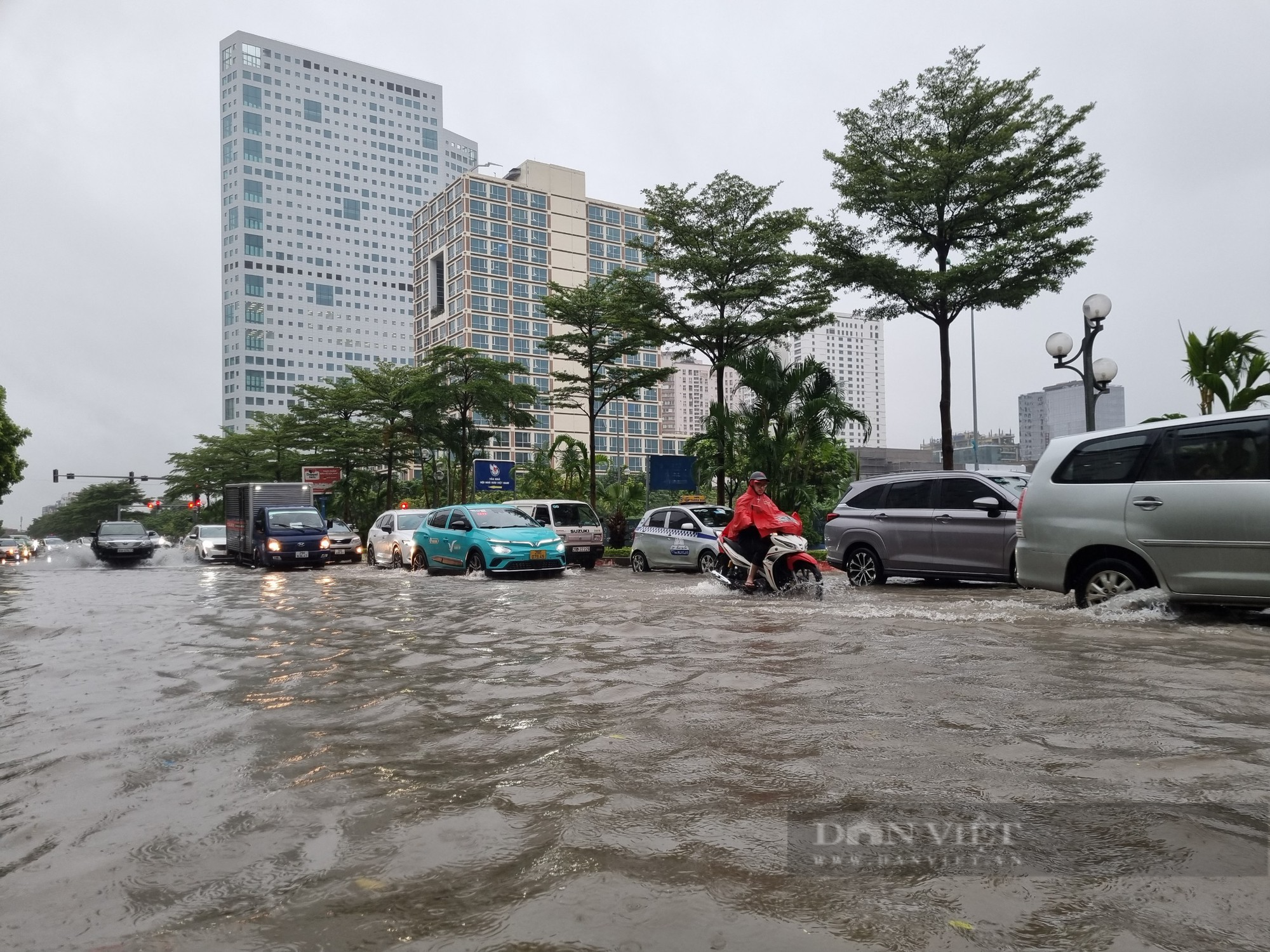 Hà Nội mưa lớn, đường phố ùn tắc và ngập lụt khắp nơi - Ảnh 12.