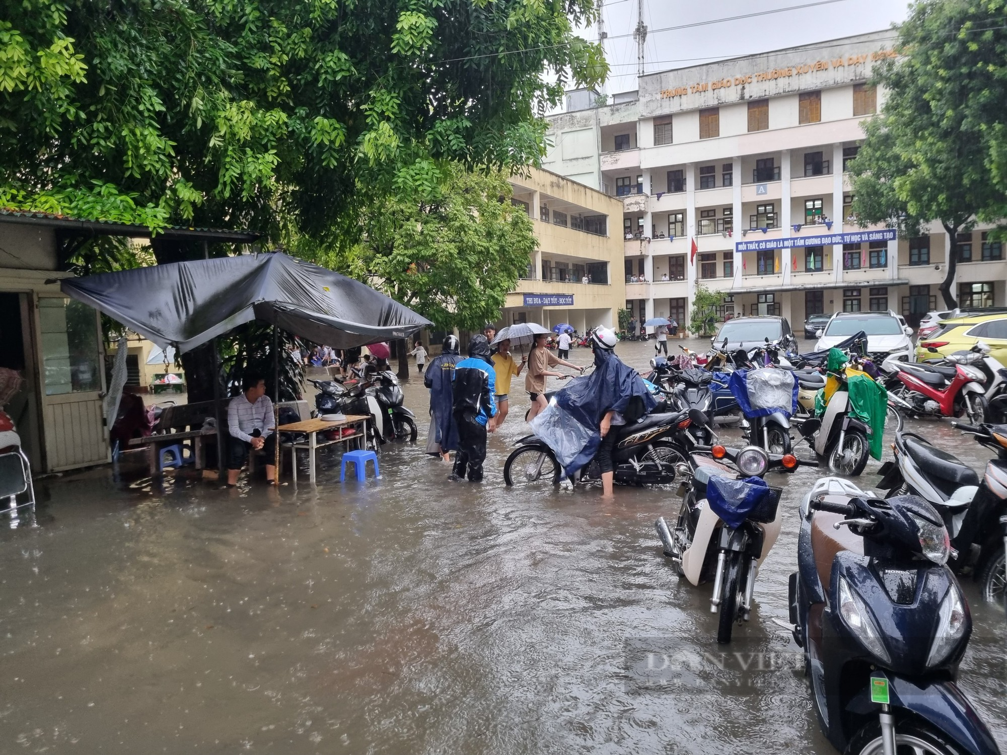 Hà Nội mưa lớn, đường phố ùn tắc và ngập lụt khắp nơi - Ảnh 13.