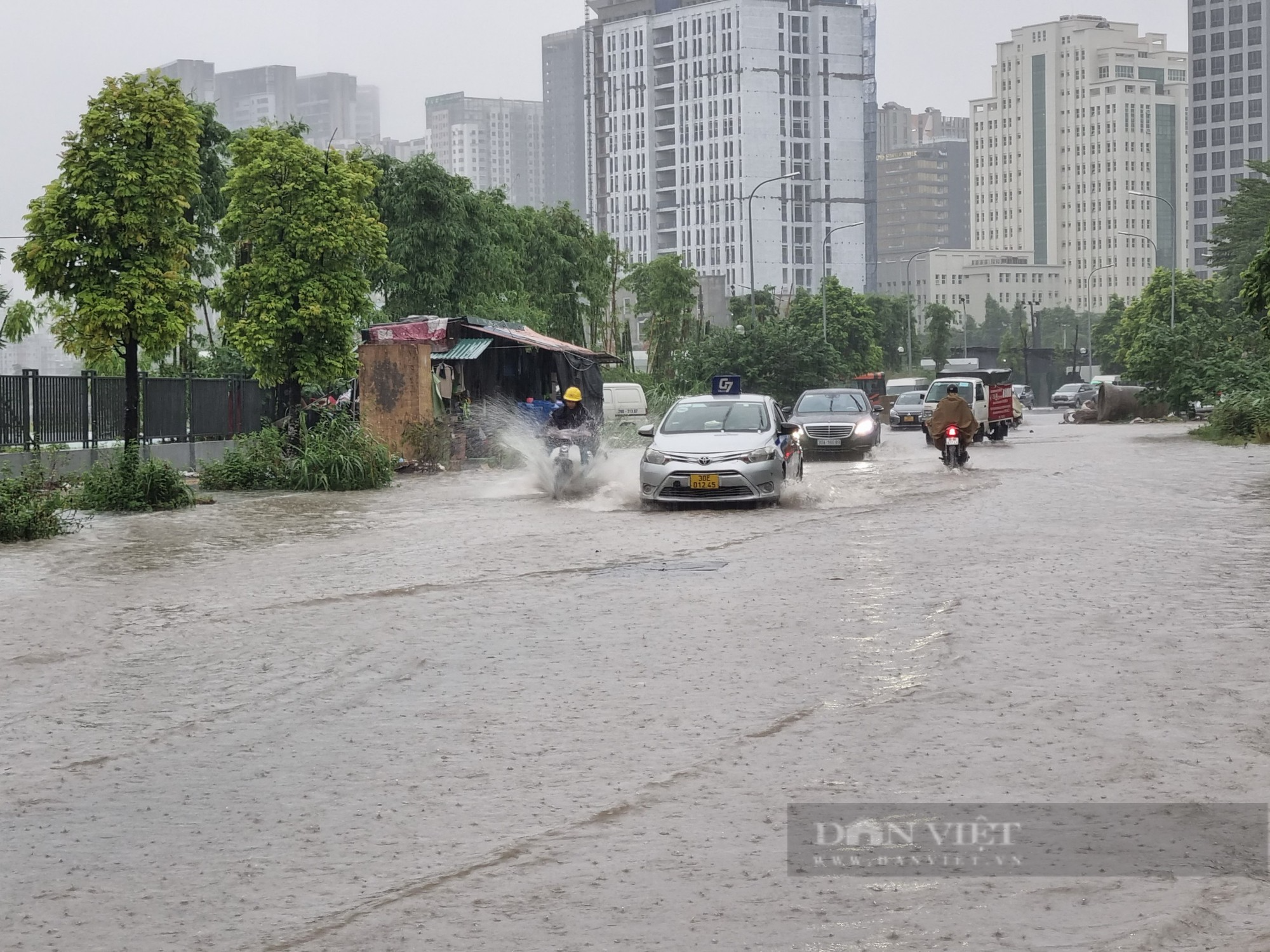 Hà Nội mưa lớn, đường phố ùn tắc và ngập lụt khắp nơi - Ảnh 14.