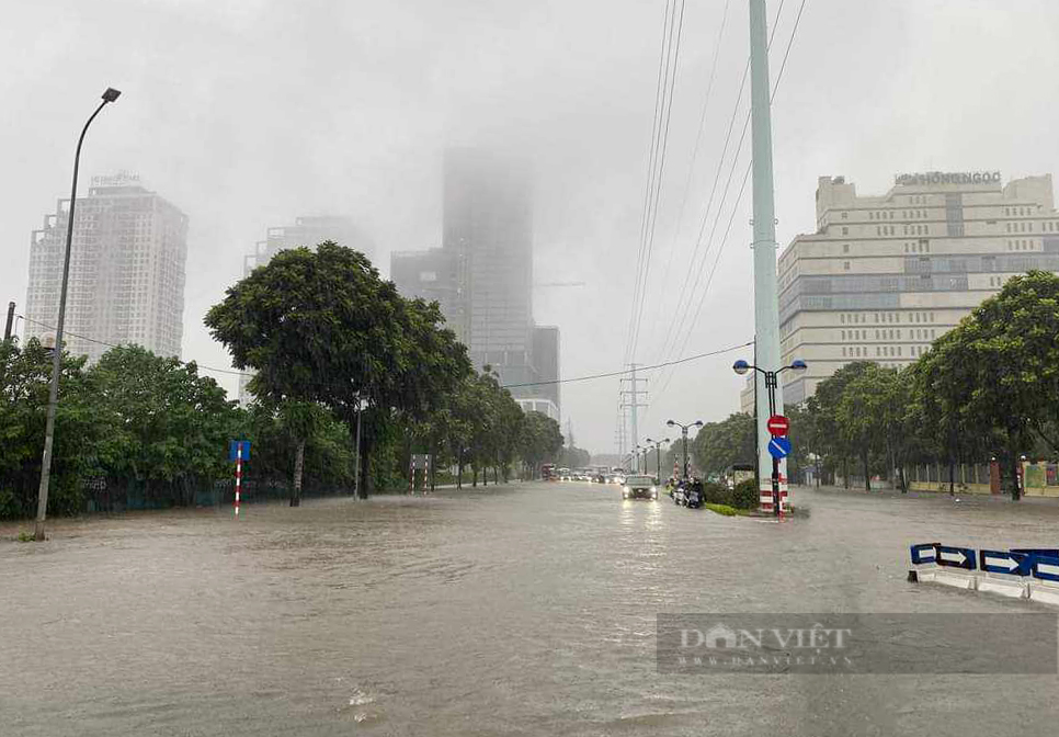 Hà Nội mưa lớn, đường phố ùn tắc và ngập lụt khắp nơi - Ảnh 15.