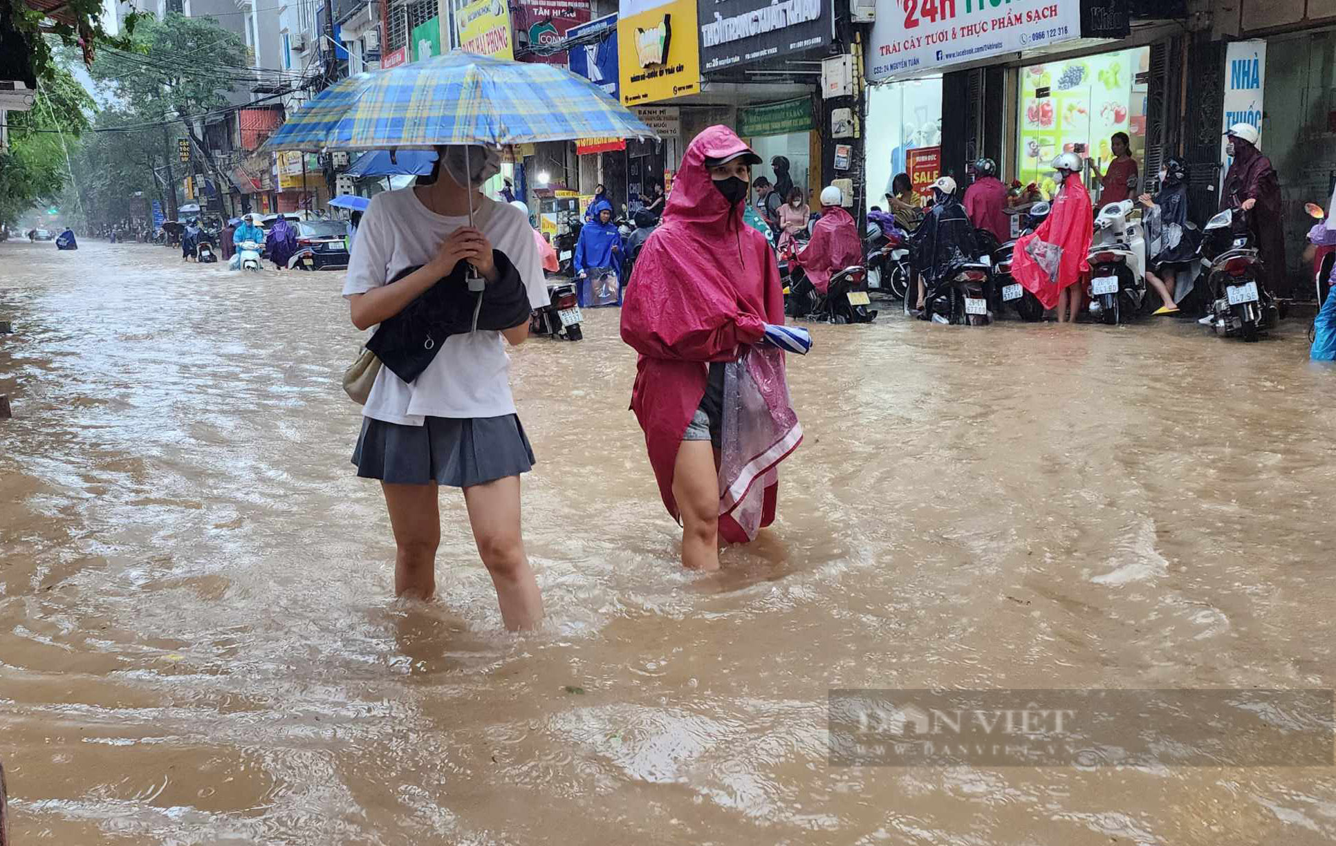 Hà Nội mưa lớn, đường phố ùn tắc và ngập lụt khắp nơi - Ảnh 12.