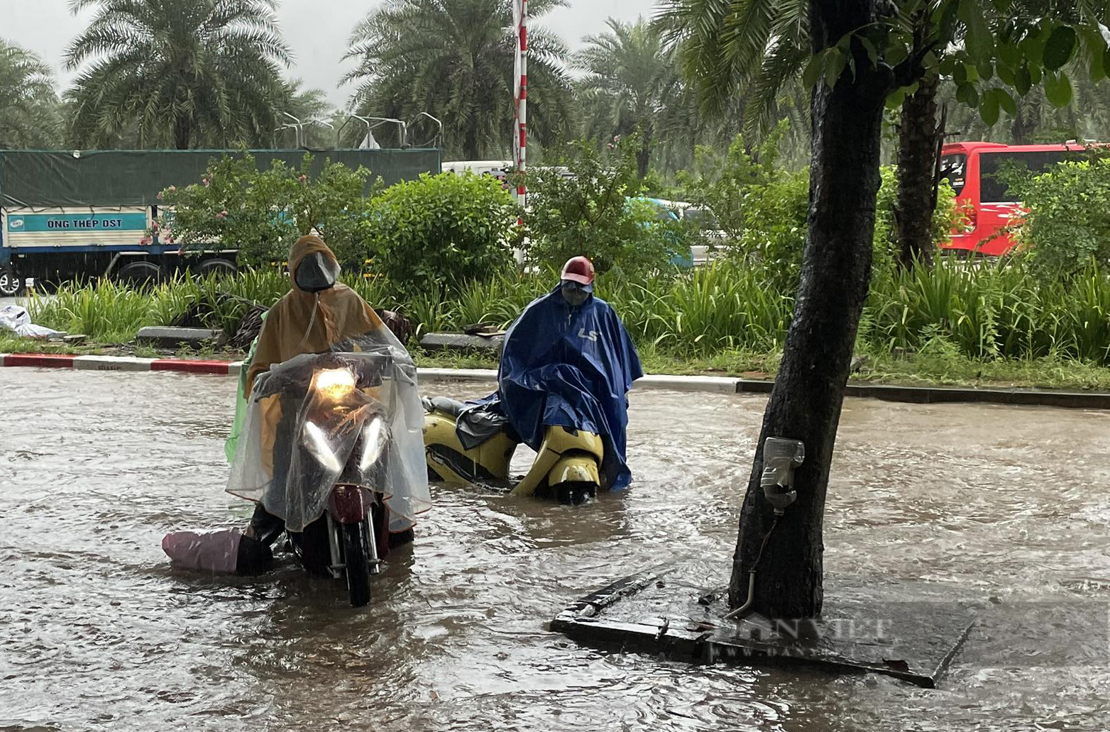 Hà Nội mưa lớn, dân công sở lũ lượt xin nghỉ làm vì xe chết máy - Ảnh 2.