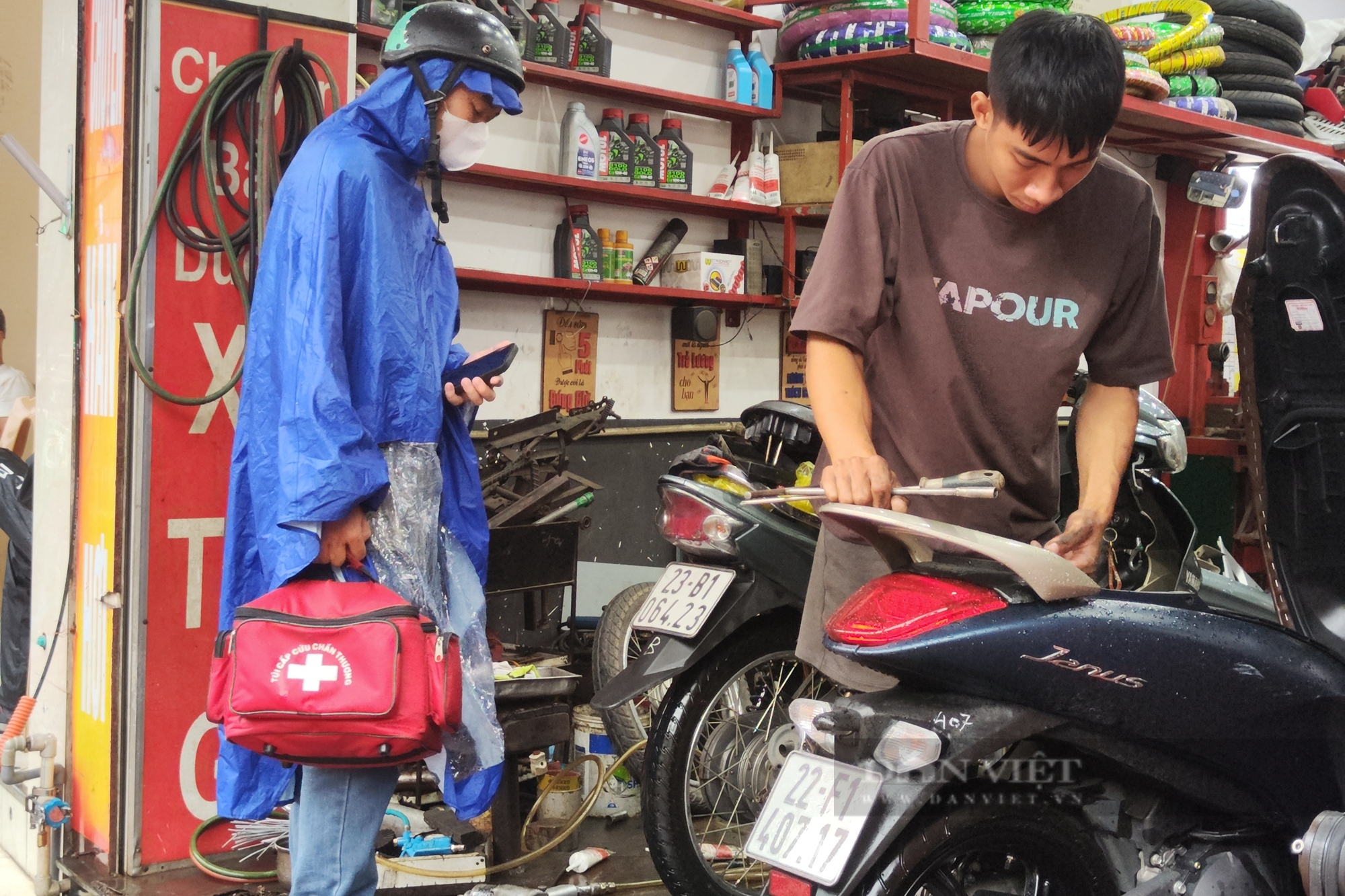 Hà Nội mưa lớn, dân công sở lũ lượt xin nghỉ làm vì xe chết máy - Ảnh 6.