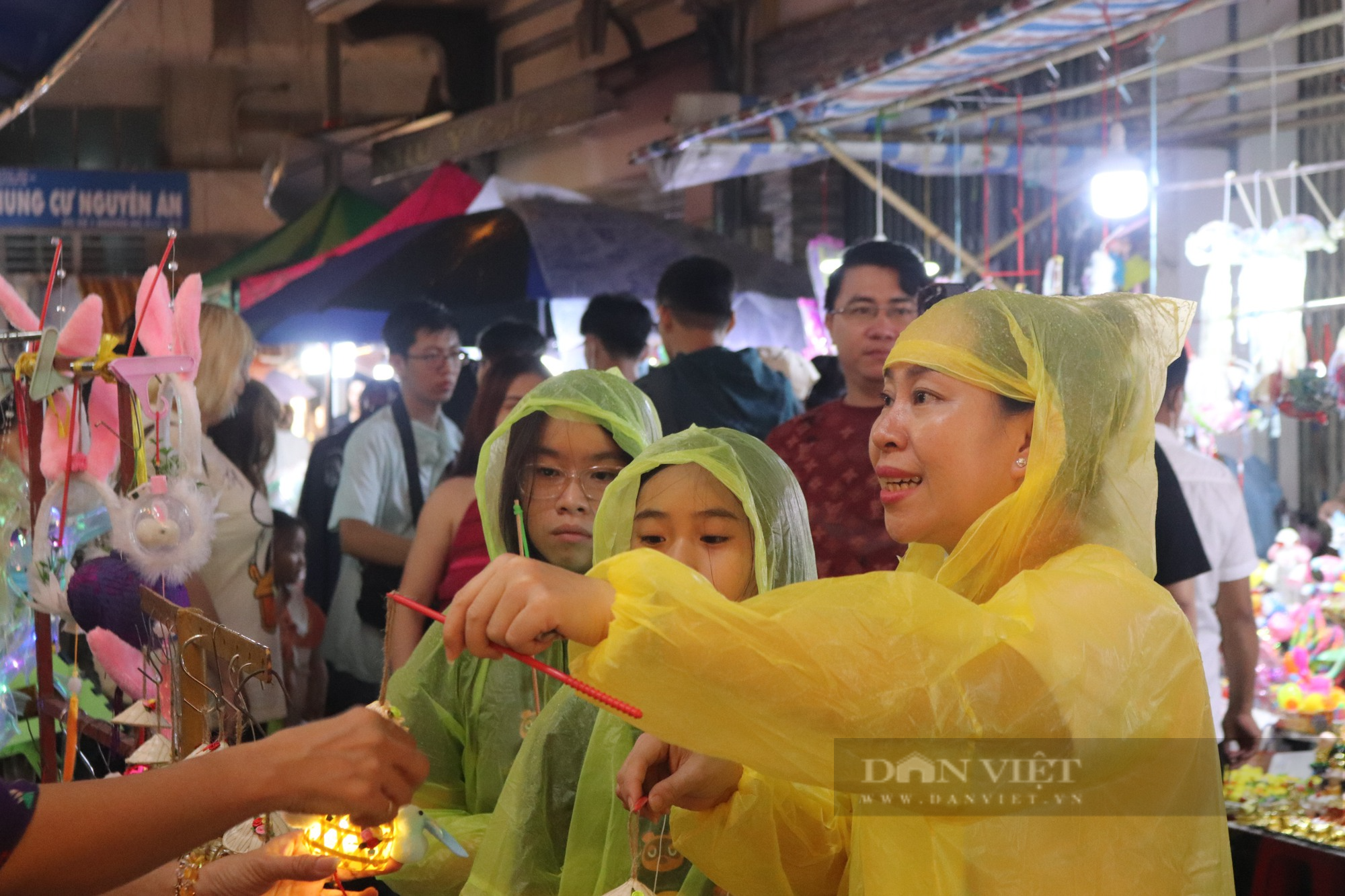 Bất chấp mưa lớn, người Sài Gòn vẫn che dù, mặc áo mưa đi chơi Trung thu - Ảnh 3.