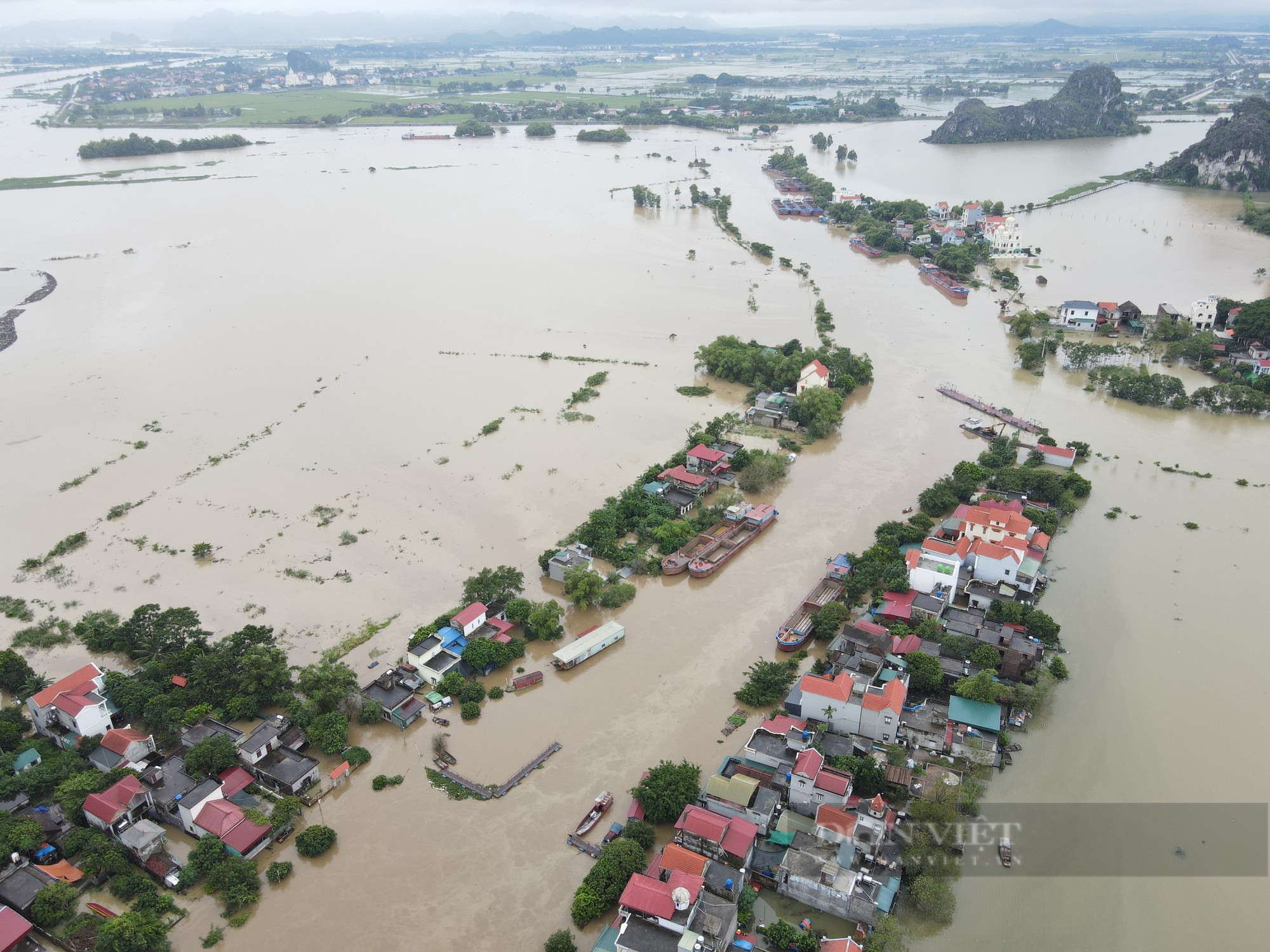 Nhiều nhà dân ở Ninh Bình ngập sâu trong biển nước - Ảnh 1.