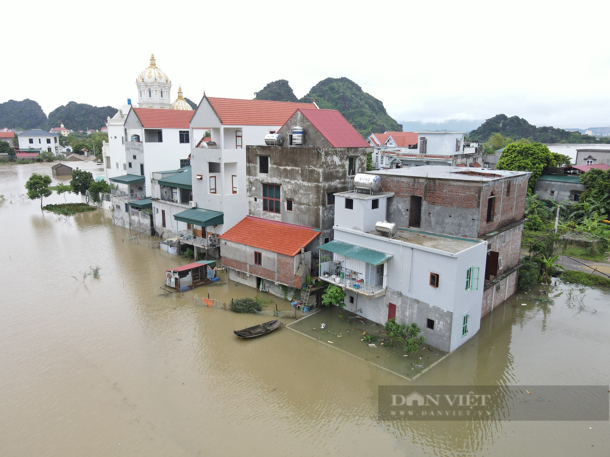Nhiều nhà dân ở Ninh Bình ngập sâu trong biển nước - Ảnh 2.