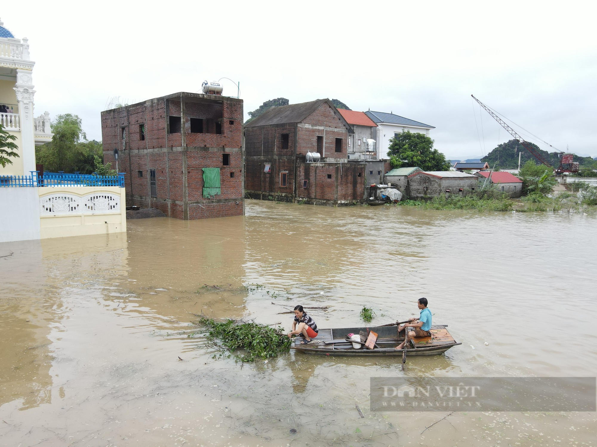 Nhiều nhà dân ở Ninh Bình ngập sâu trong biển nước - Ảnh 3.