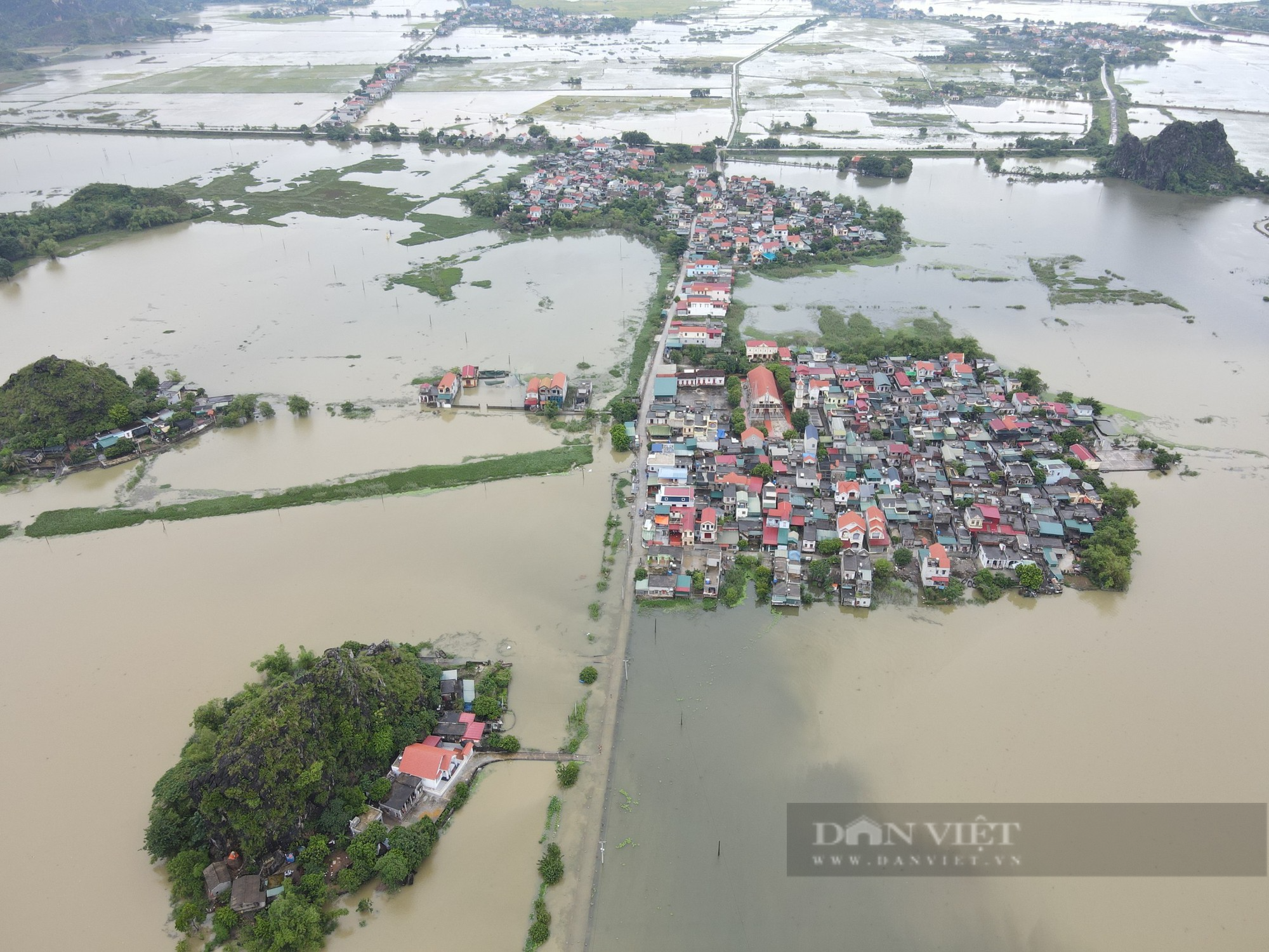 Nhiều nhà dân ở Ninh Bình ngập sâu trong biển nước - Ảnh 4.