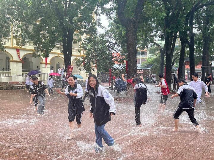 Hà Nội mưa ngập các trường học: Học sinh tung tăng bơi lội dưới sân, cô giáo ngồi tát nước - Ảnh 8.