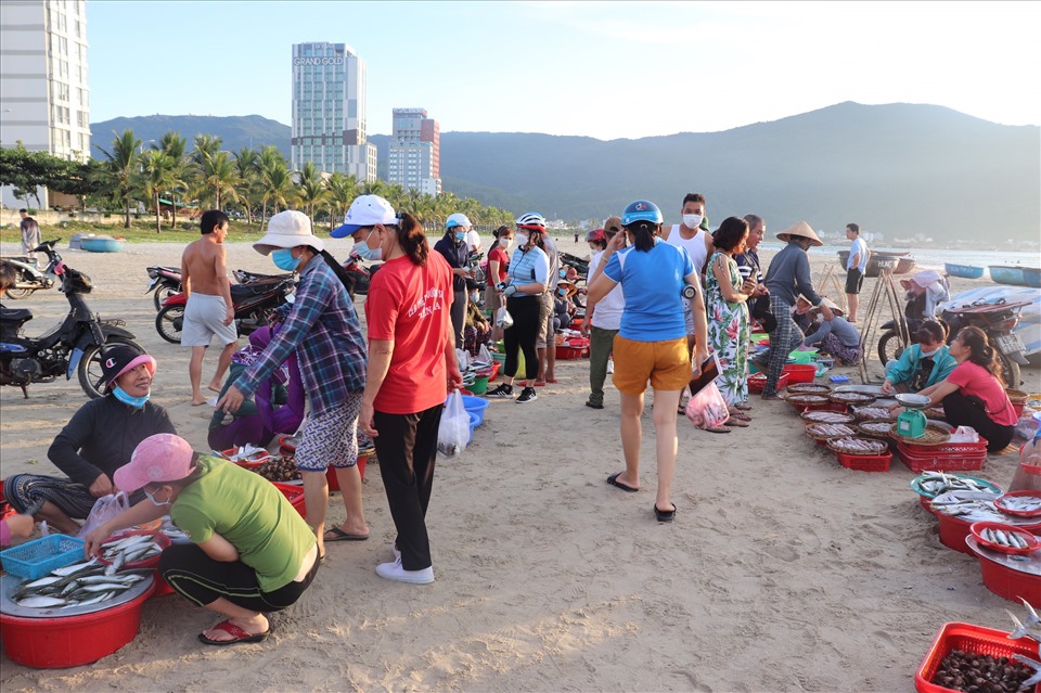 Một cái chợ ngay mép biển Đà Nẵng, sáng ra đã thấy la liệt cá ngon, người mua bán tấp nập - Ảnh 6.