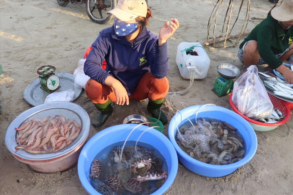 Một cái chợ ngay mép biển Đà Nẵng, sáng ra đã thấy la liệt cá ngon, người mua bán tấp nập - Ảnh 7.