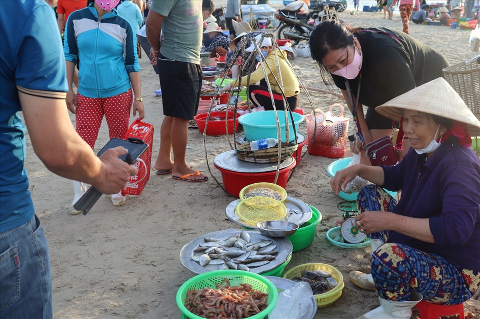 Một cái chợ ngay mép biển Đà Nẵng, sáng ra đã thấy la liệt cá ngon, người mua bán tấp nập - Ảnh 8.