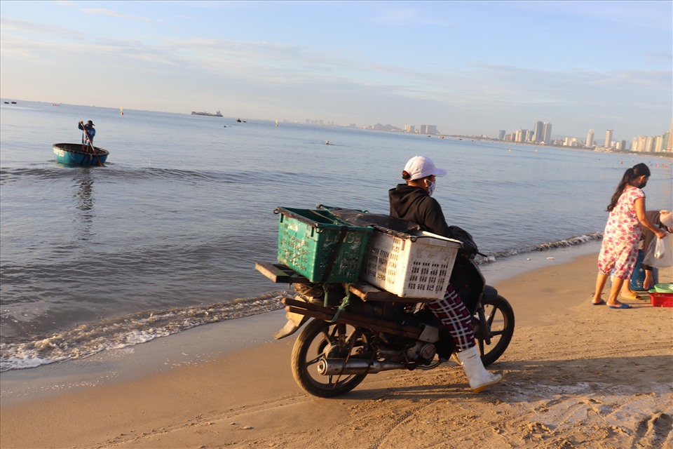 Một cái chợ ngay mép biển Đà Nẵng, sáng ra đã thấy la liệt cá ngon, người mua bán tấp nập - Ảnh 12.