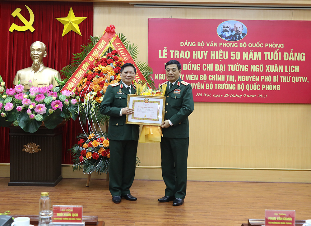 Đại tướng Ngô Xuân Lịch, nguyên Bộ trưởng Bộ Quốc phong nhận Huy hiệu cao quý của Đảng - Ảnh 1.