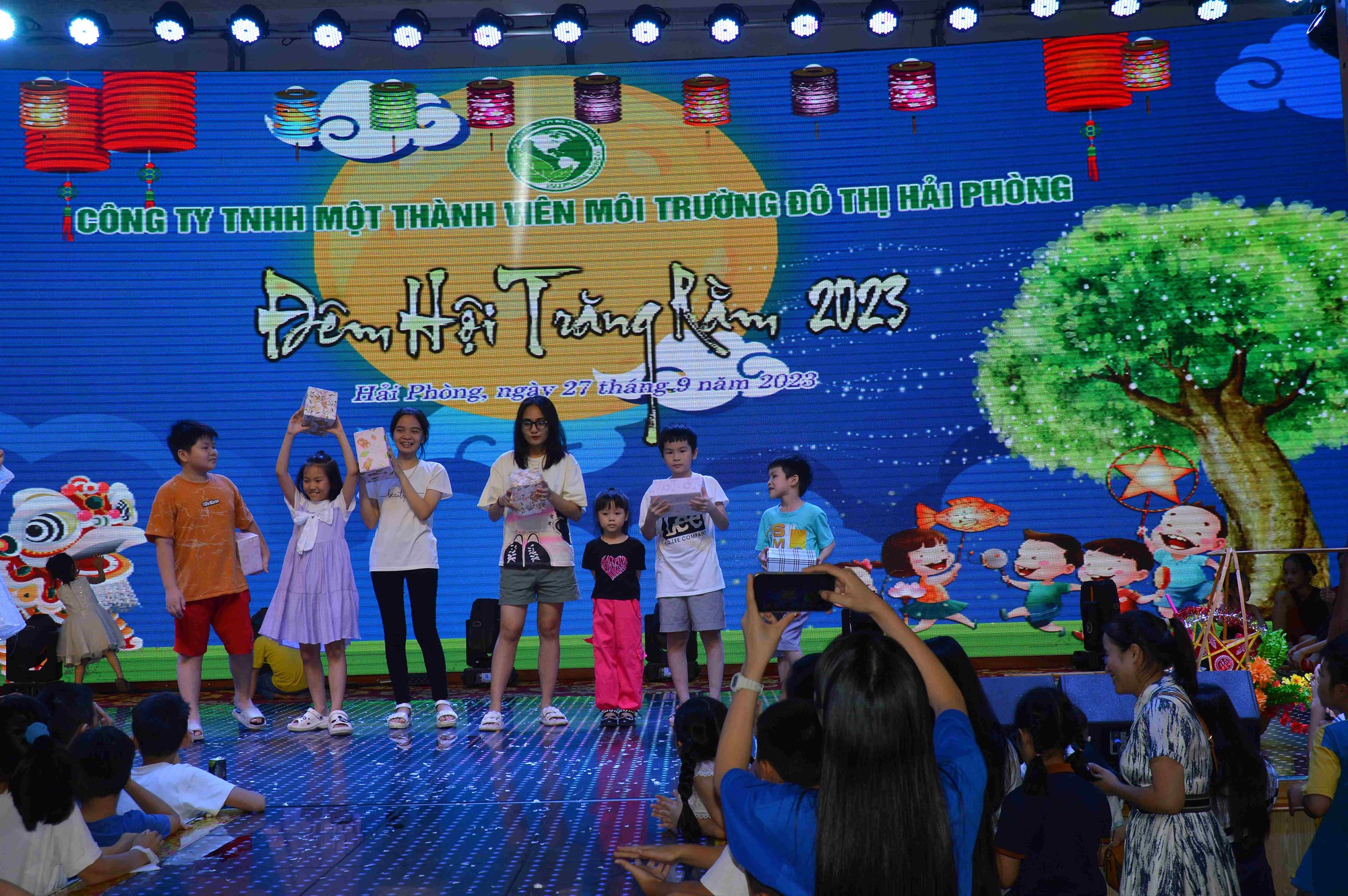 Công ty TNHH MTV môi trường đô thị Hải Phòng tổ chức vui Tết Trung thu cho hơn 900 em nhỏ - Ảnh 2.
