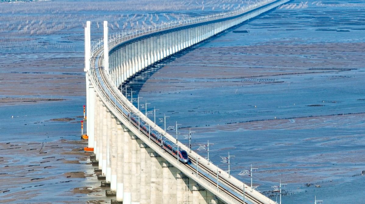 Trung Quốc khánh thành tuyến đường sắt cao tốc vượt biển đầu tiên - Ảnh 1.
