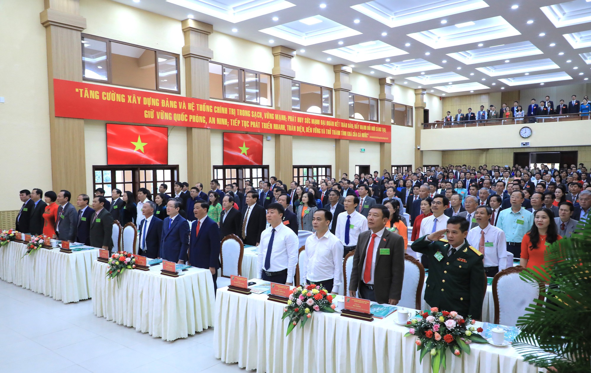 Các đại biểu tham dự Đại hội đại biểu Hội Nông dân tỉnh Lâm Đồng lần thứ IX, nhiệm kỳ 2023-2028 thực hiện nghi thức chào cờ trước giờ khai mạc