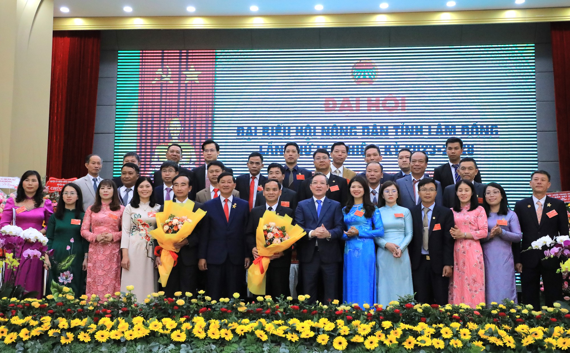Ông Lương Quốc Đoàn và ông Trần Đức Quận tặng hoa Ban Chấp hành Hội Nông dân tỉnh Lâm Đồng nhiệm kỳ 2023-2028