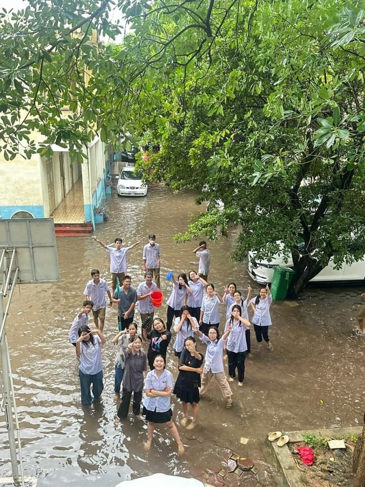 Hà Nội mưa ngập các trường học: Học sinh tung tăng bơi lội dưới sân, cô giáo ngồi tát nước - Ảnh 7.