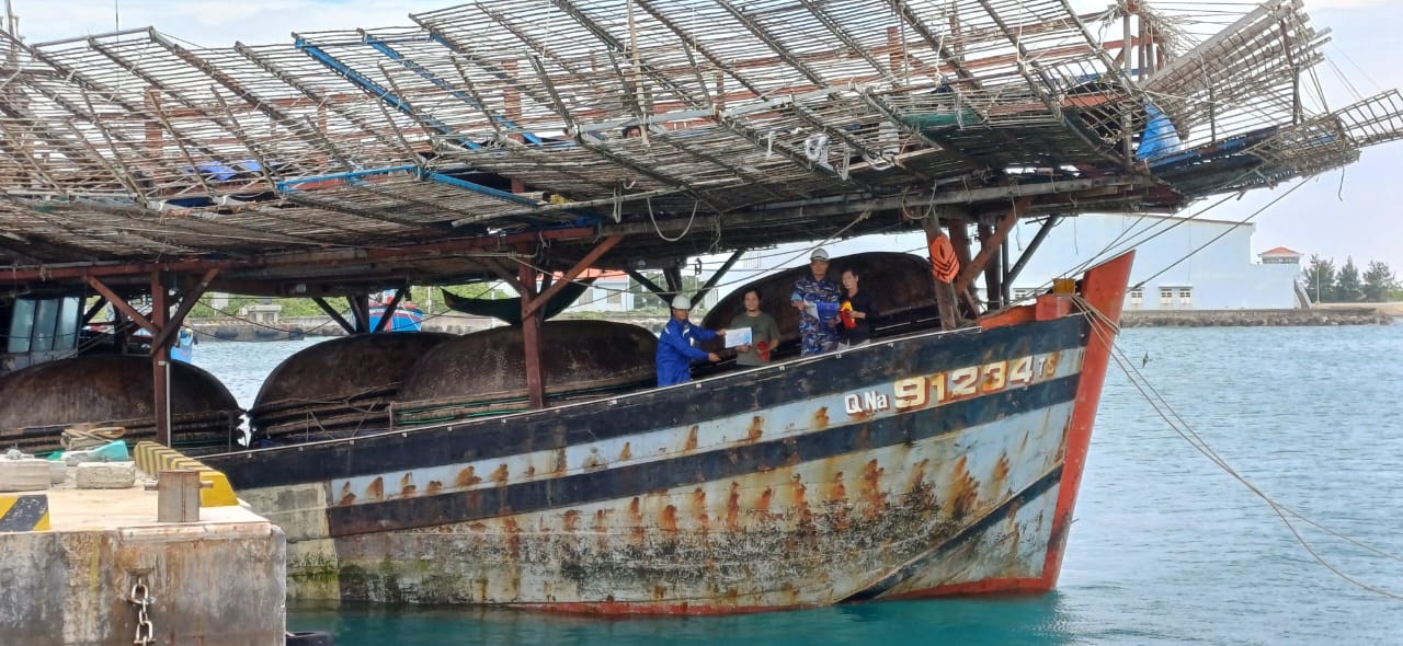 Hỗ trợ sửa chữa tàu và đưa thuyền viên bị nạn trên biển đông cấp cứu - Ảnh 2.