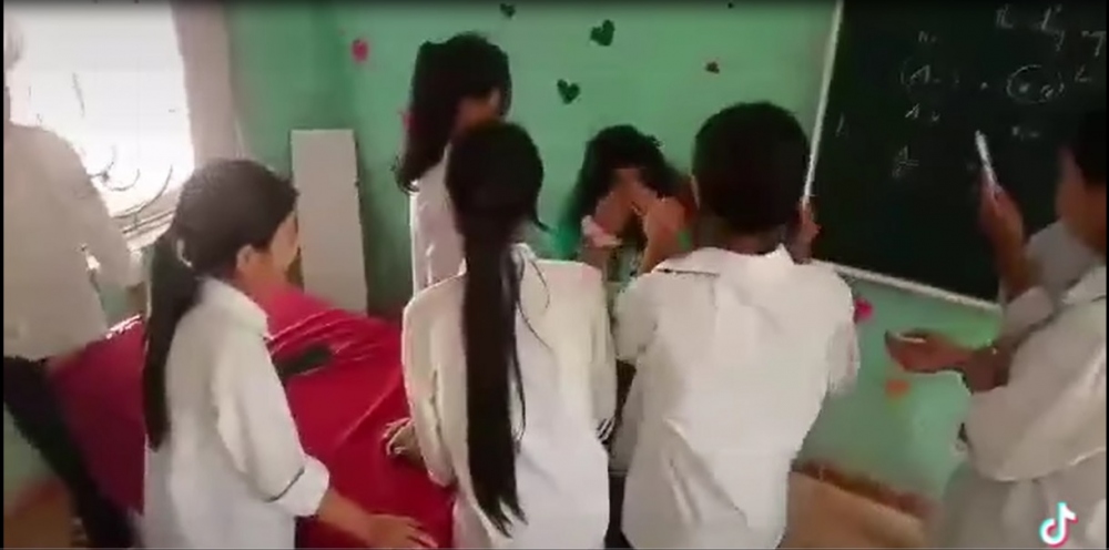 Nữ sinh vẫn bị đánh &quot;hội đồng&quot; ngay tại lớp học tại Lạng Sơn dù đã khóc khóc, van xin - Ảnh 1.