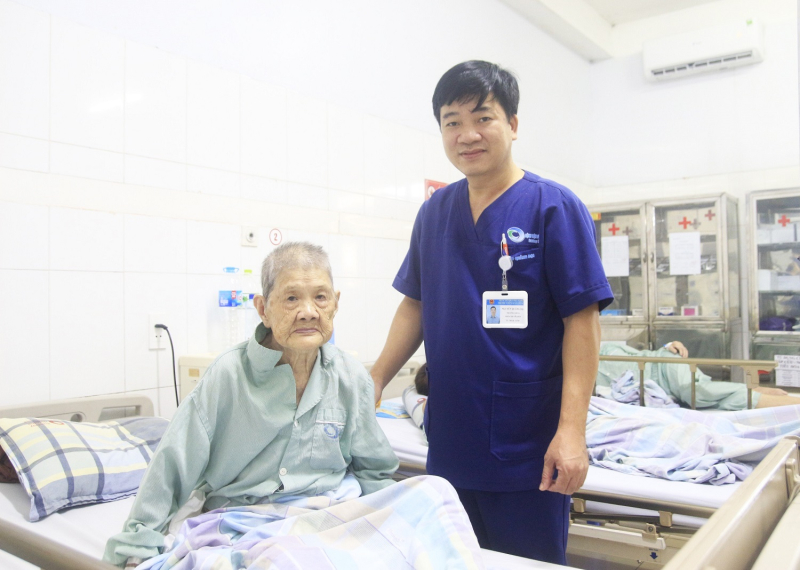 lấy sỏi ống mất chủ cứu cụ bà 98 tuổi nhiễm trùng đường mật qua cơn nguy kịch - Ảnh 1.