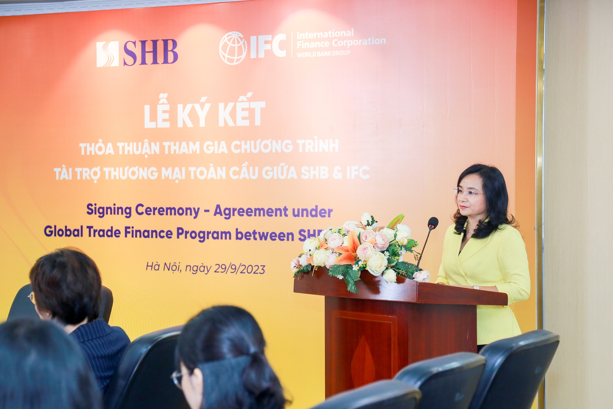 Tổng Giám đốc Ngô Thu Hà chia sẻ SHB sẽ tiếp tục nâng cao hơn nữa năng lực cho vay doanh nghiệp vừa và nhỏ, doanh nghiệp nữ chủ và phát triển các dự án xanh ở Việt Nam.