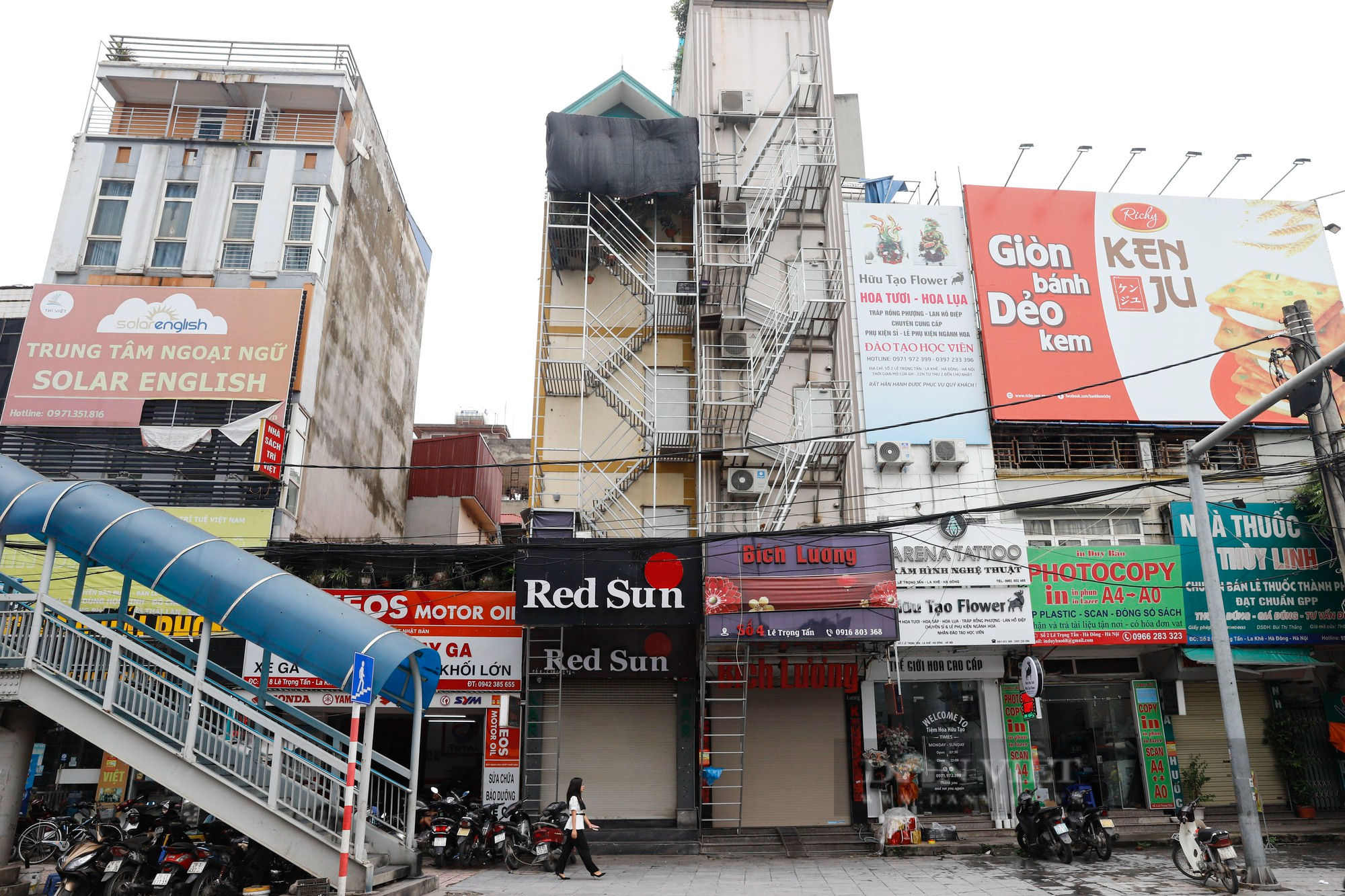 Chung cư mini, khách sạn tại Hà Nội lắp thang thoát hiểm hàng trăm triệu đồng - Ảnh 1.