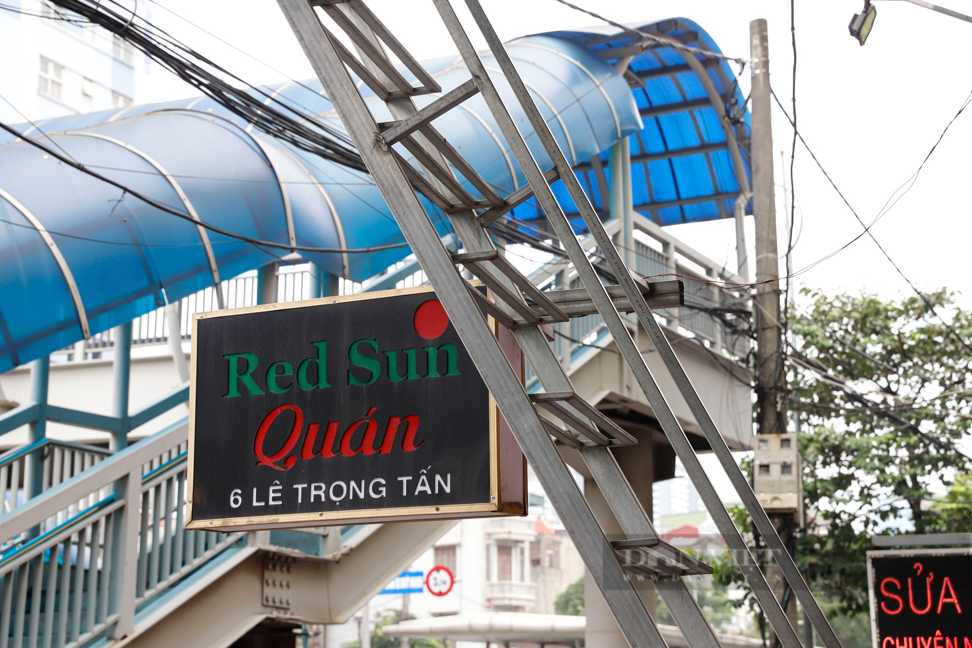 Chung cư mini, khách sạn tại Hà Nội lắp thang thoát hiểm hàng trăm triệu đồng - Ảnh 3.