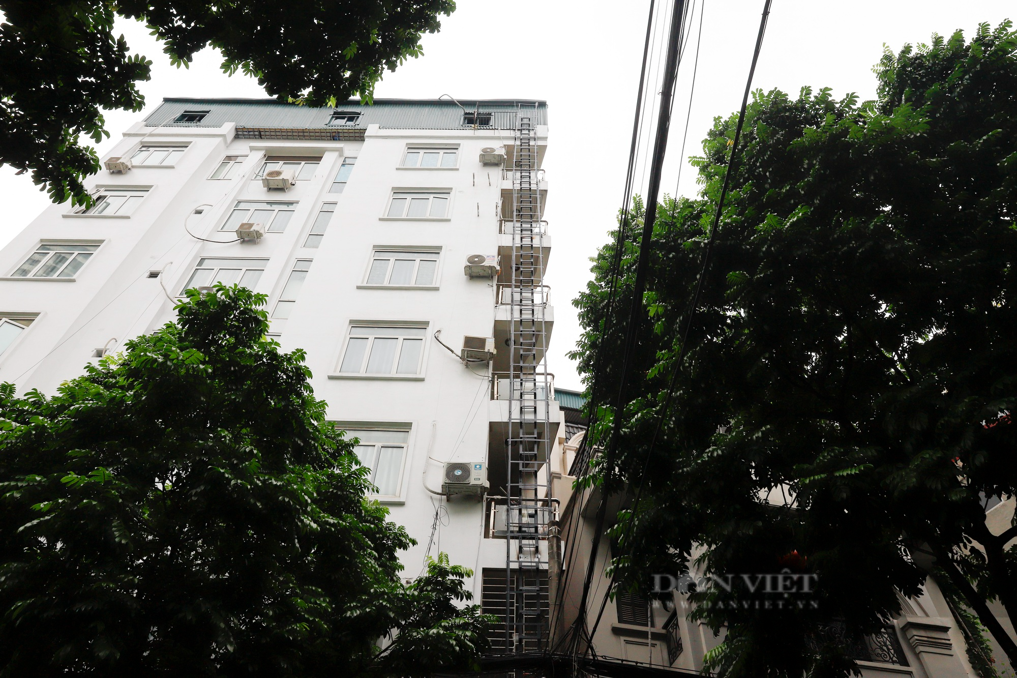 Chung cư mini, khách sạn tại Hà Nội lắp thang thoát hiểm hàng trăm triệu đồng - Ảnh 5.