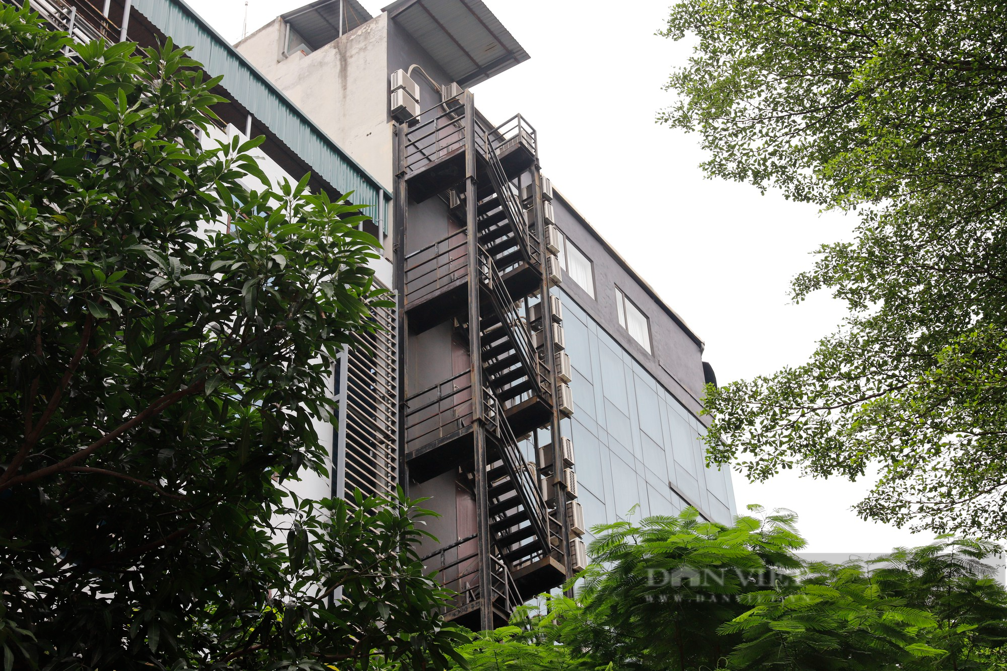 Chung cư mini, khách sạn tại Hà Nội lắp thang thoát hiểm hàng trăm triệu đồng - Ảnh 12.