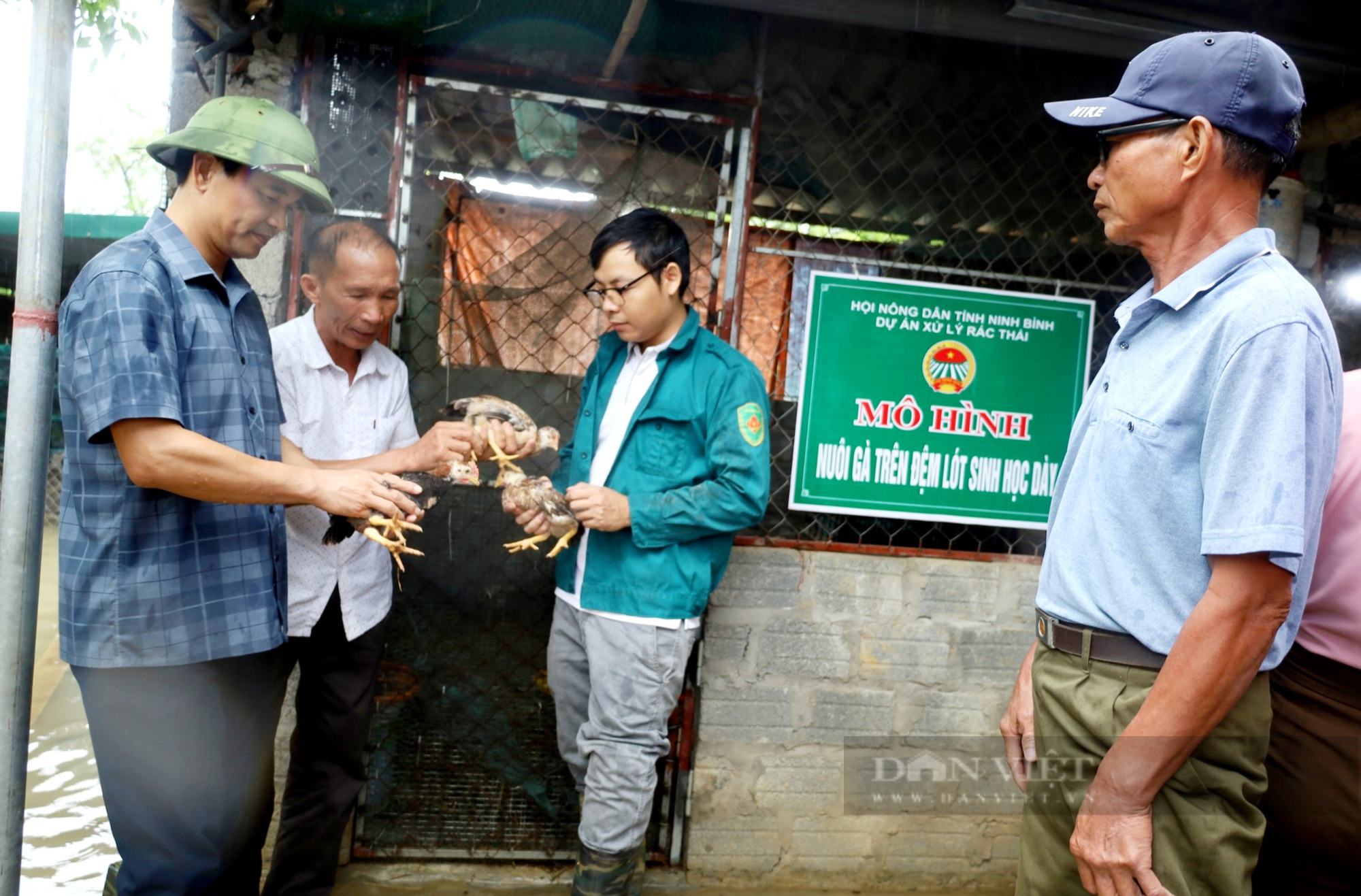 Cán bộ, hội viên nông dân huyện Nho Quan thăm quan mô hình xử lý rác thải thân thiện môi trường - Ảnh 1.