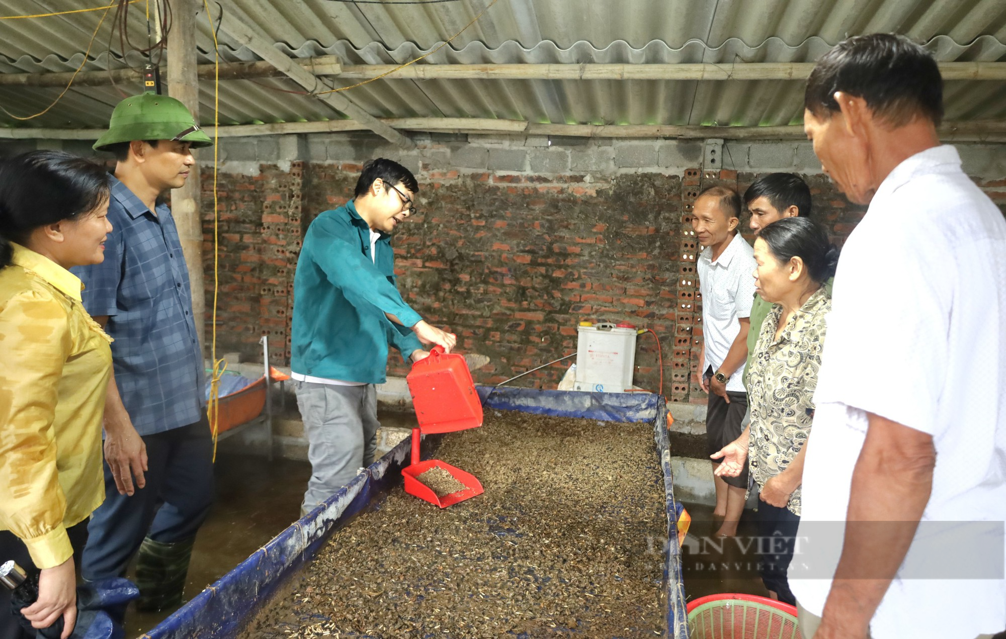 Cán bộ, hội viên nông dân huyện Nho Quan thăm quan mô hình xử lý rác thải thân thiện môi trường - Ảnh 2.