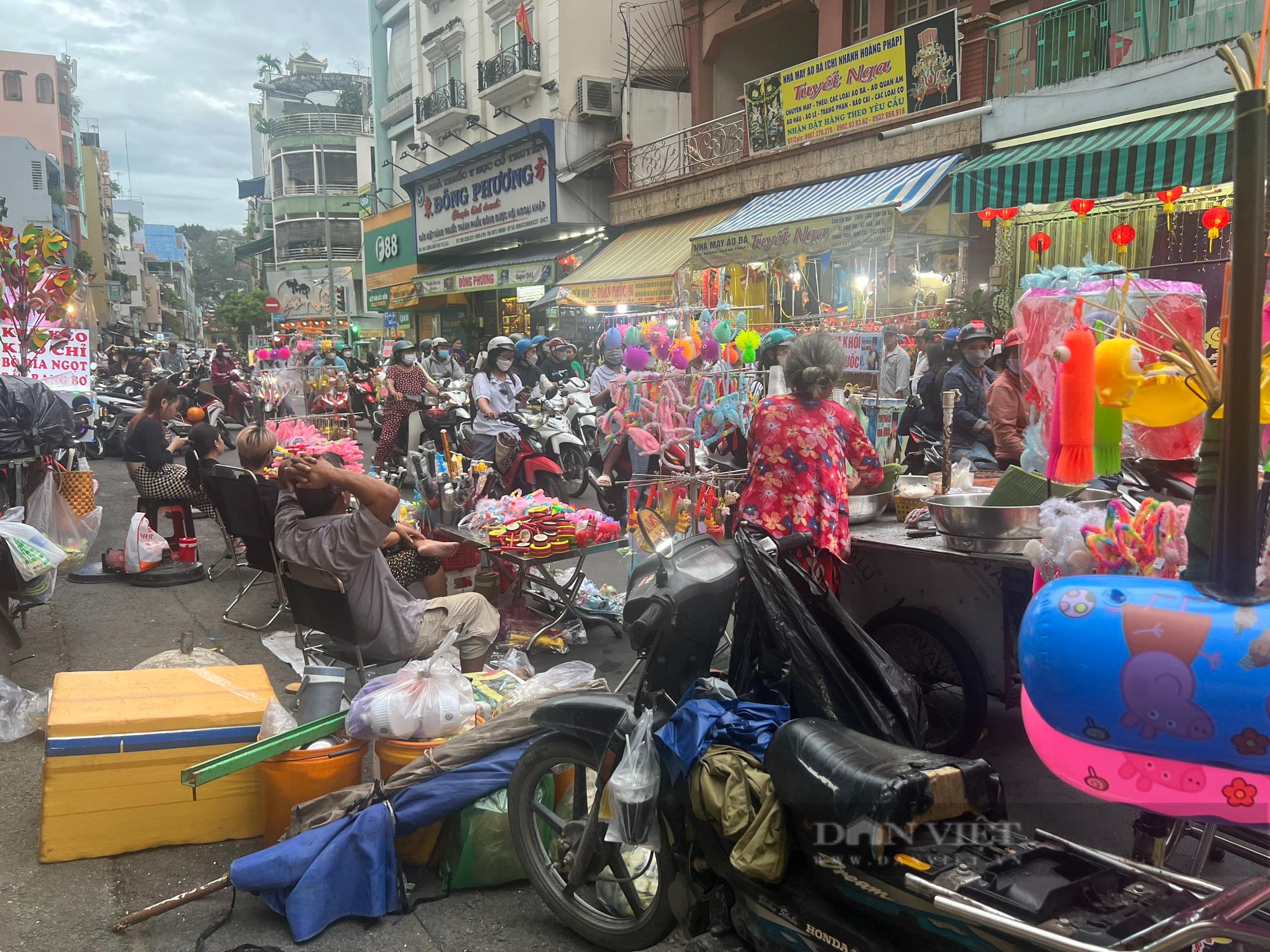 Phố lồng đèn ở TP.HCM tấp nập người qua lại, nhiều cửa hàng “bán tháo” bánh trung thu vẫn... ế chỏng chơ - Ảnh 1.